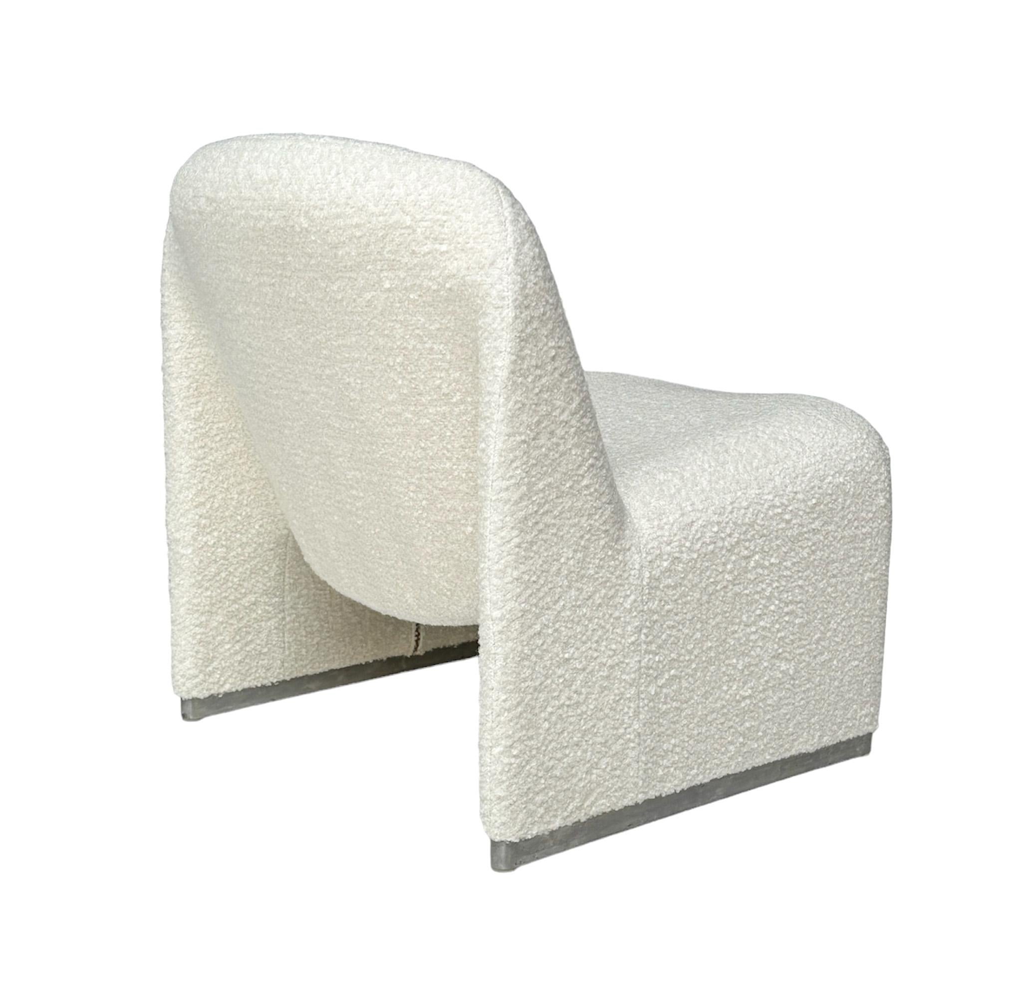Giancarlo Piretti Due poltrone Alky moderne di metà secolo in Bouclé, anni '70 in vendita 1