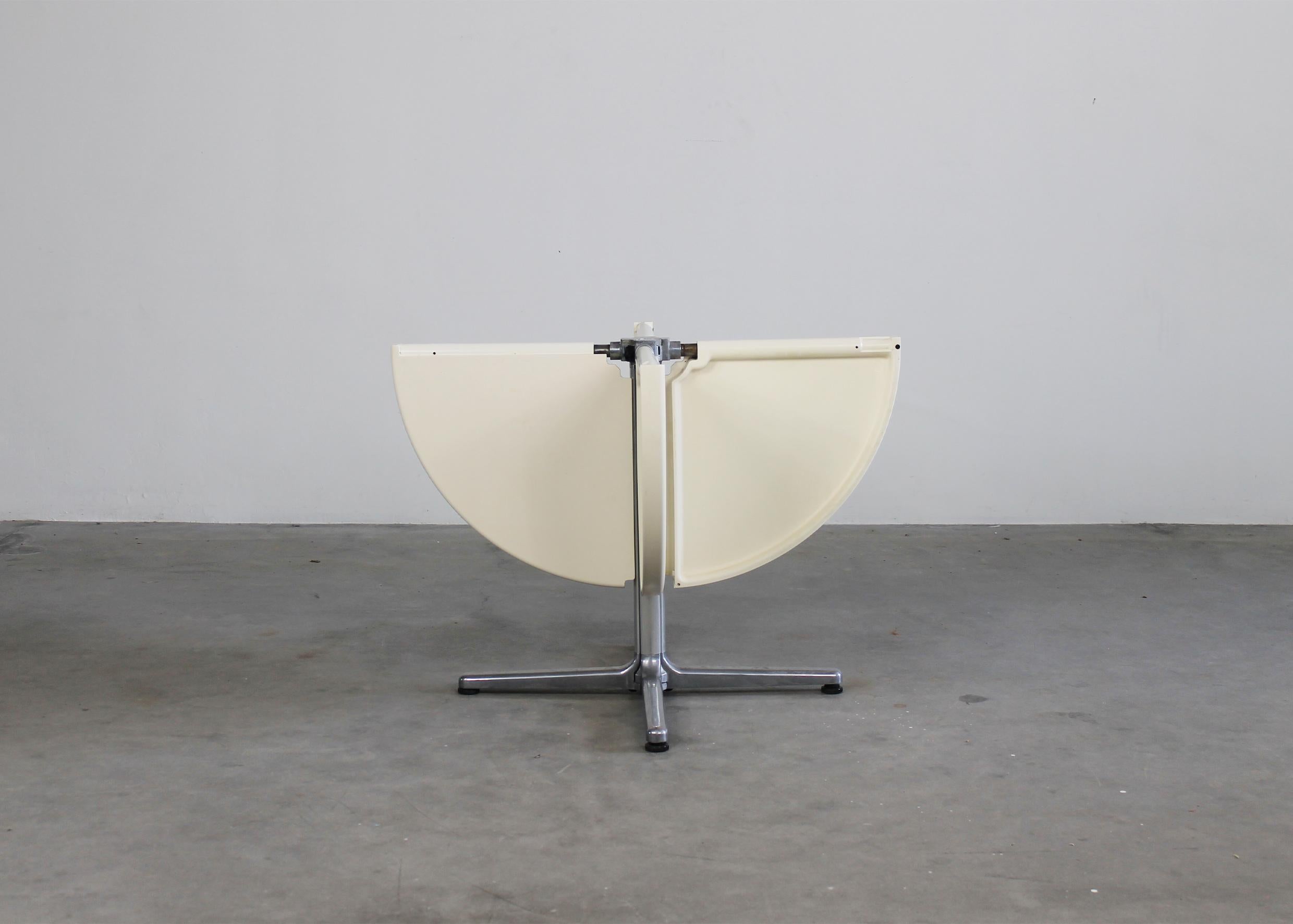 Round Plona folding table with die-cast aluminum base with wheels and table top in white polyurethane.
Designed by Giancarlo Piretti and produced by Anonima Castelli in the 1970s.

(With the manufacturer's label) 

Giancarlo Piretti was born in