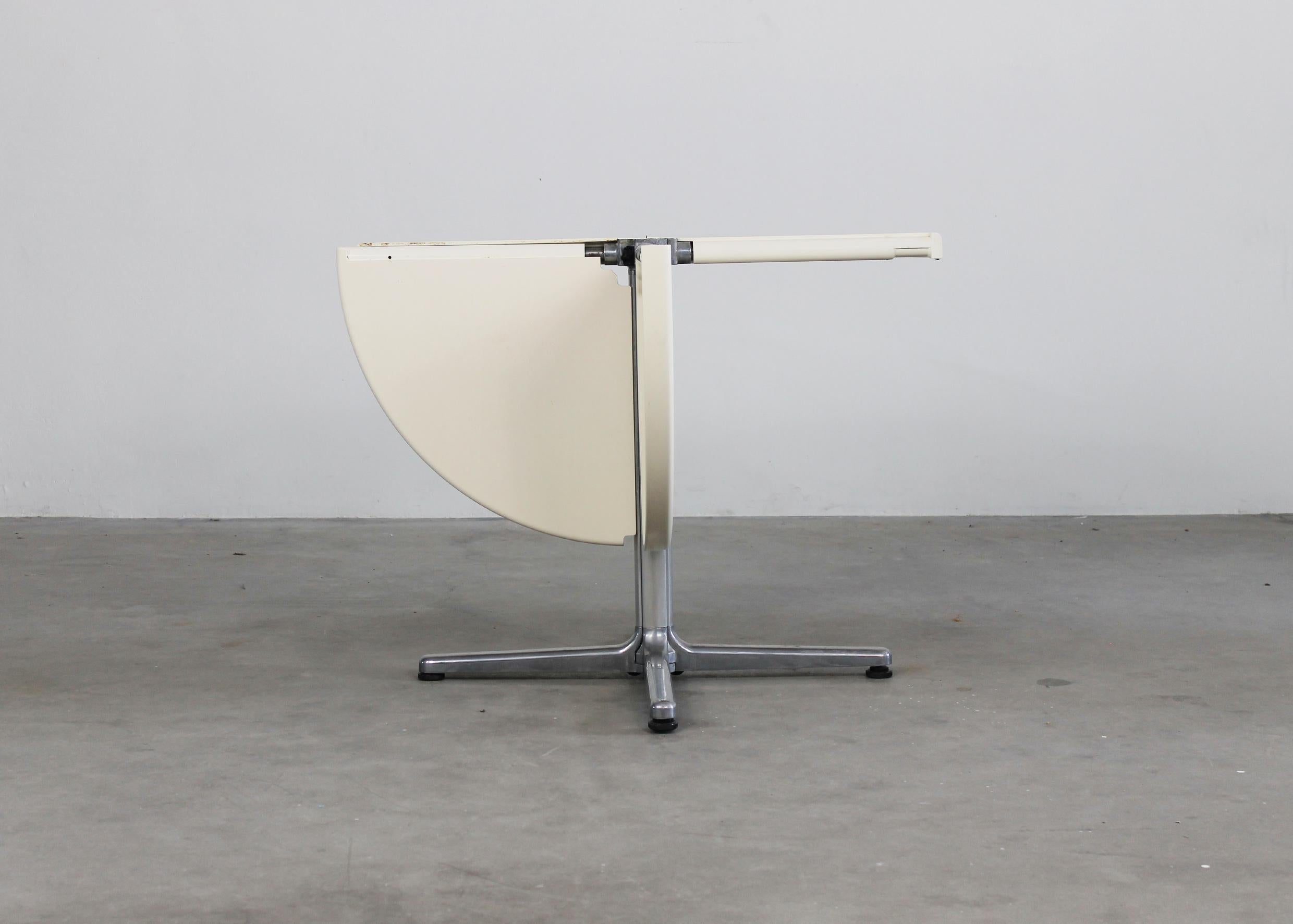 Giancarlo Piretti White Plano Folding Table by Anonima Castelli 1970s In Good Condition For Sale In Montecatini Terme, IT