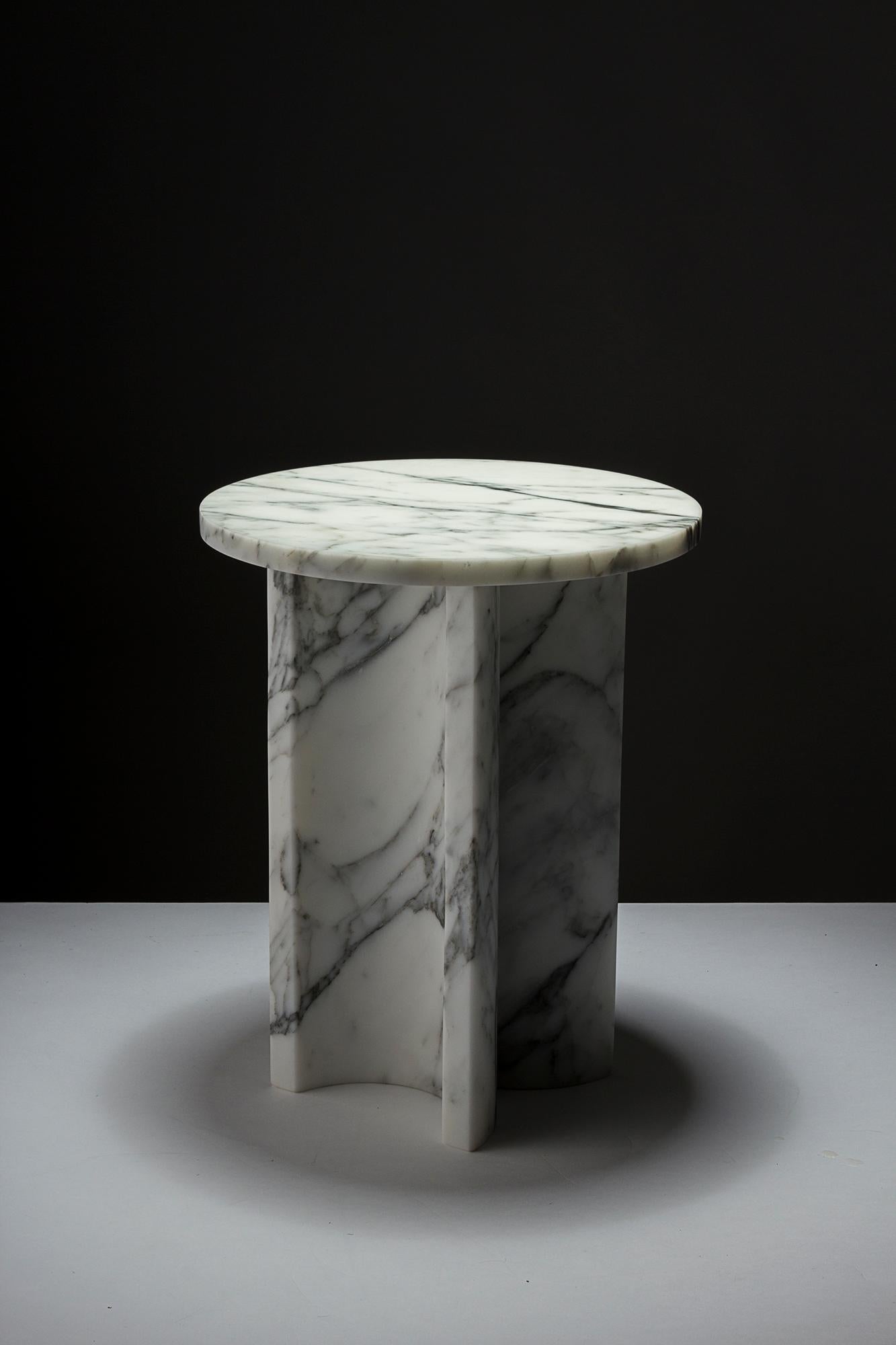 italien Table d'appoint Giancarlo en marbre Arabescato blanc en vente