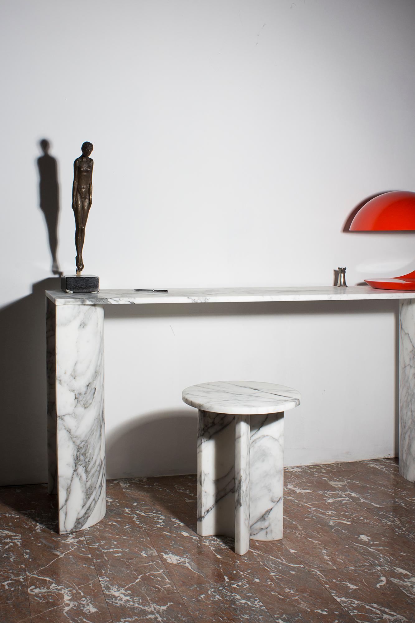Giancarlo Stool Side Table in White Arabescato Marble In New Condition For Sale In AVENZA CARRARA, IT