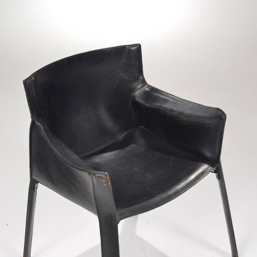 Chaise italienne en cuir noir des années 1980, conçue par Giancarlo Vegni pour Fasem. Bon état correspondant à l'âge et à l'utilisation.