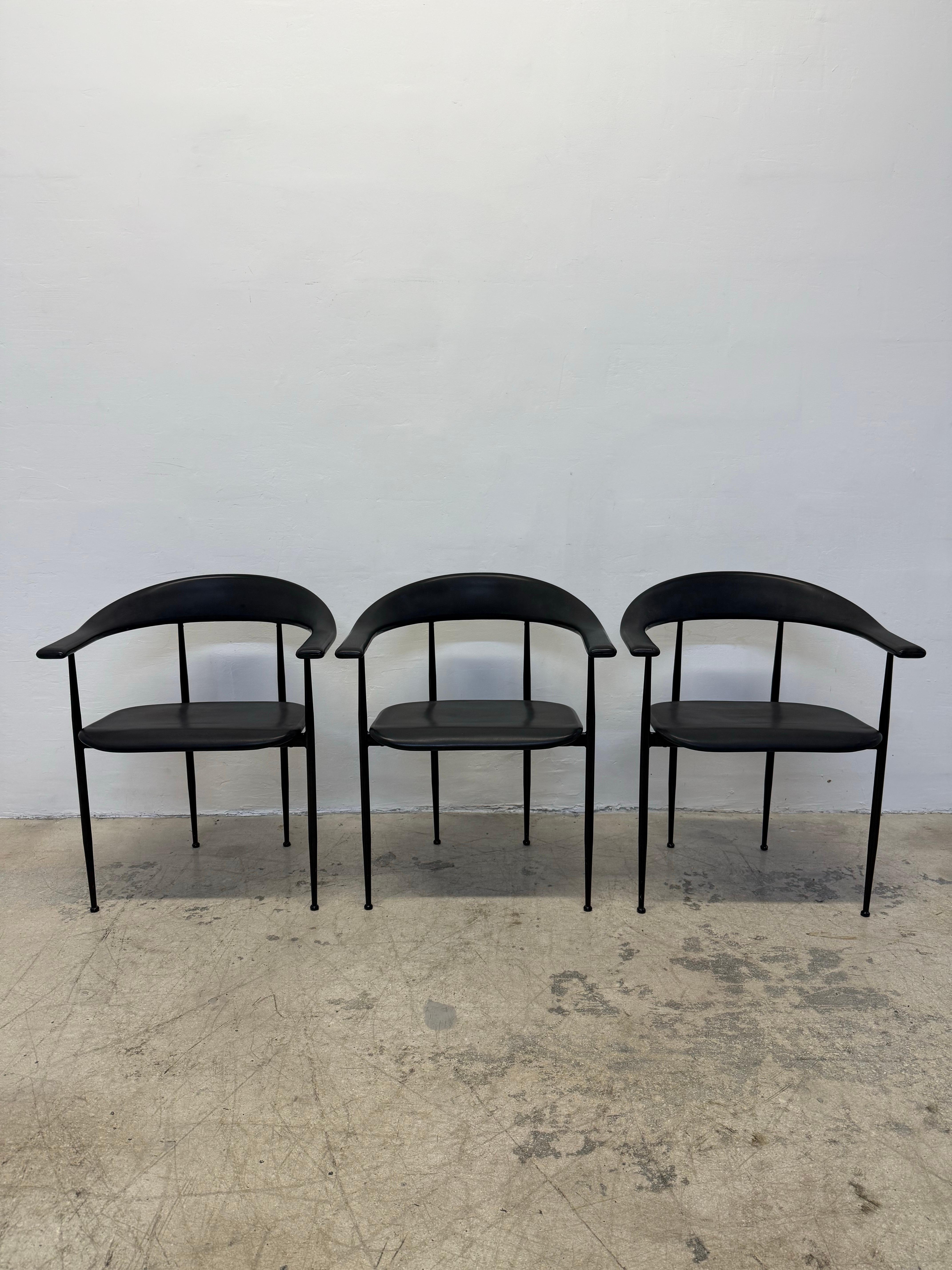 Lot de trois fauteuils de salle à manger post-moderne P40 avec assise et dossier en caoutchouc noir sur une structure en acier laqué noir, conçus par Giancarlo Vegni & Gianfranco Gualtierotti pour Fasem.