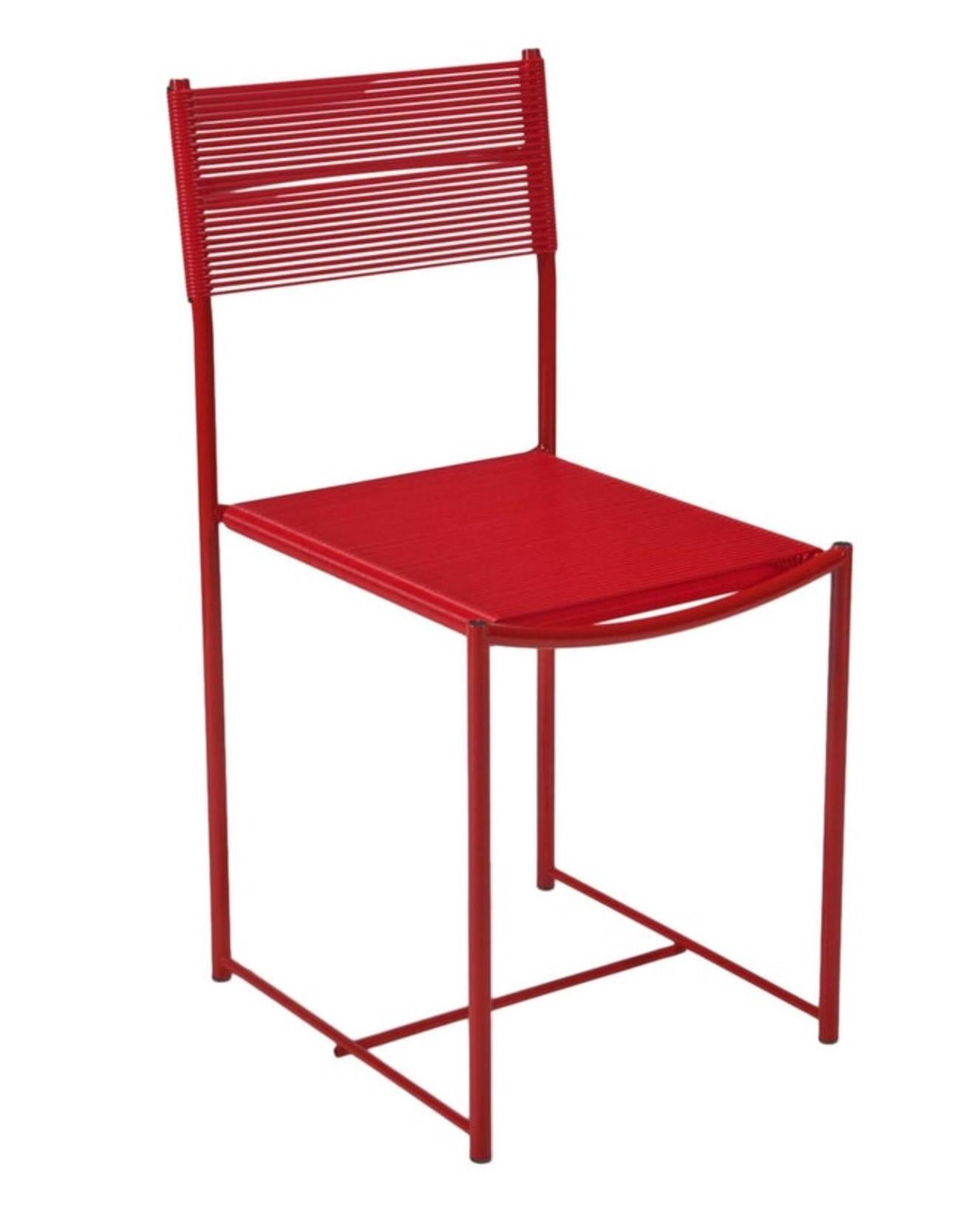 Die von Giandomenico Belotti (1922-2004) entworfenen Spaghetti-Stühle sind mit ihren PVC-Spaghetti-Riemen auf Stahlfüßen sehr bequem. Ein sehr erfolgreicher Entwurf von Belotti, der Teil der MoMA-Kollektion ist. Diese Ausgabe wurde in Italien von