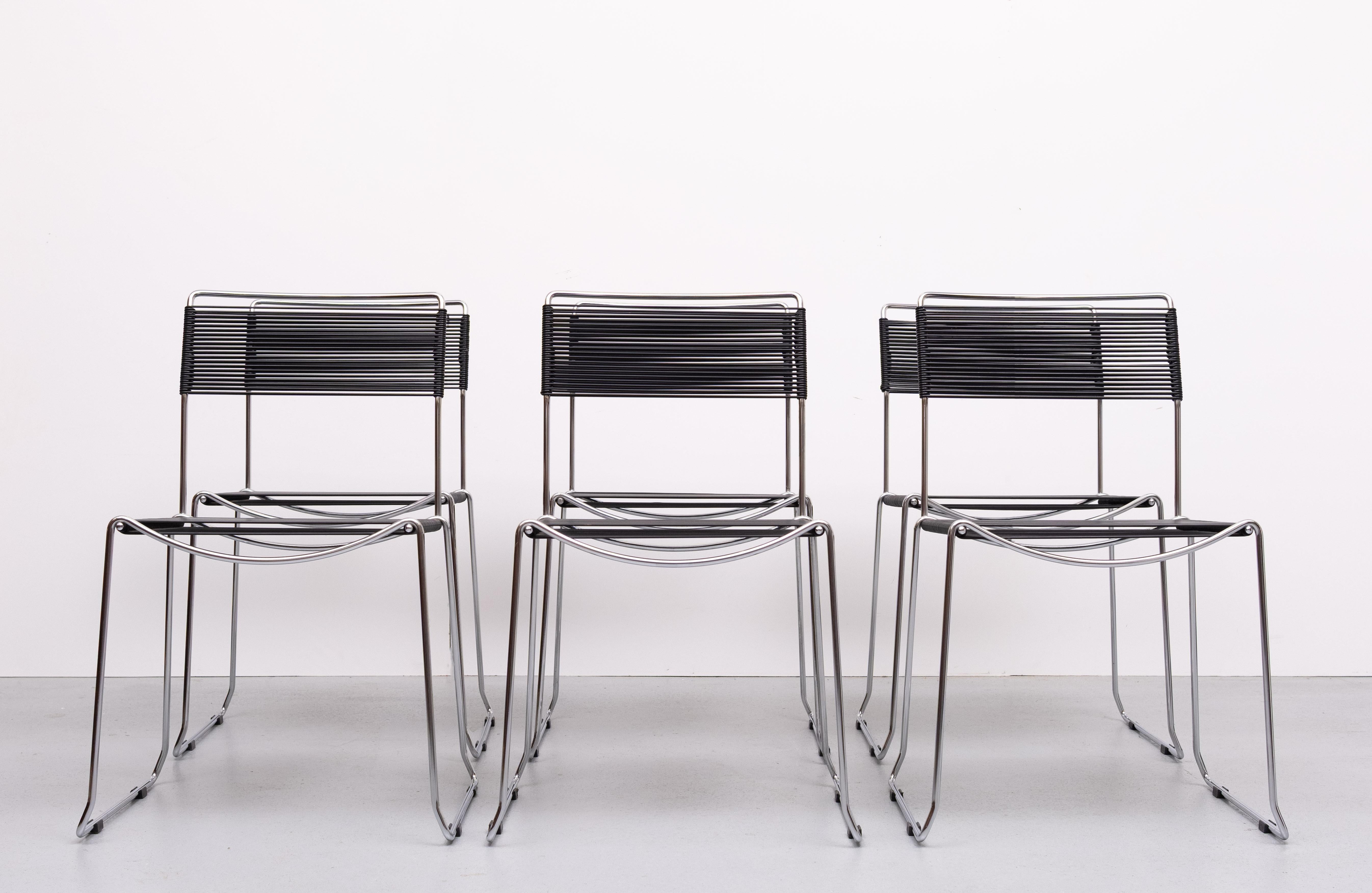 Conjunto de 6 sillas de comedor diseñadas por Giandomenico Belotti para Alias (Italia) en la década de 1980. La historia de Alias comenzó en 1979 con la Silla Spaghetti de Giandomenico Belotti, una de las primeras creaciones de Alias que formó parte