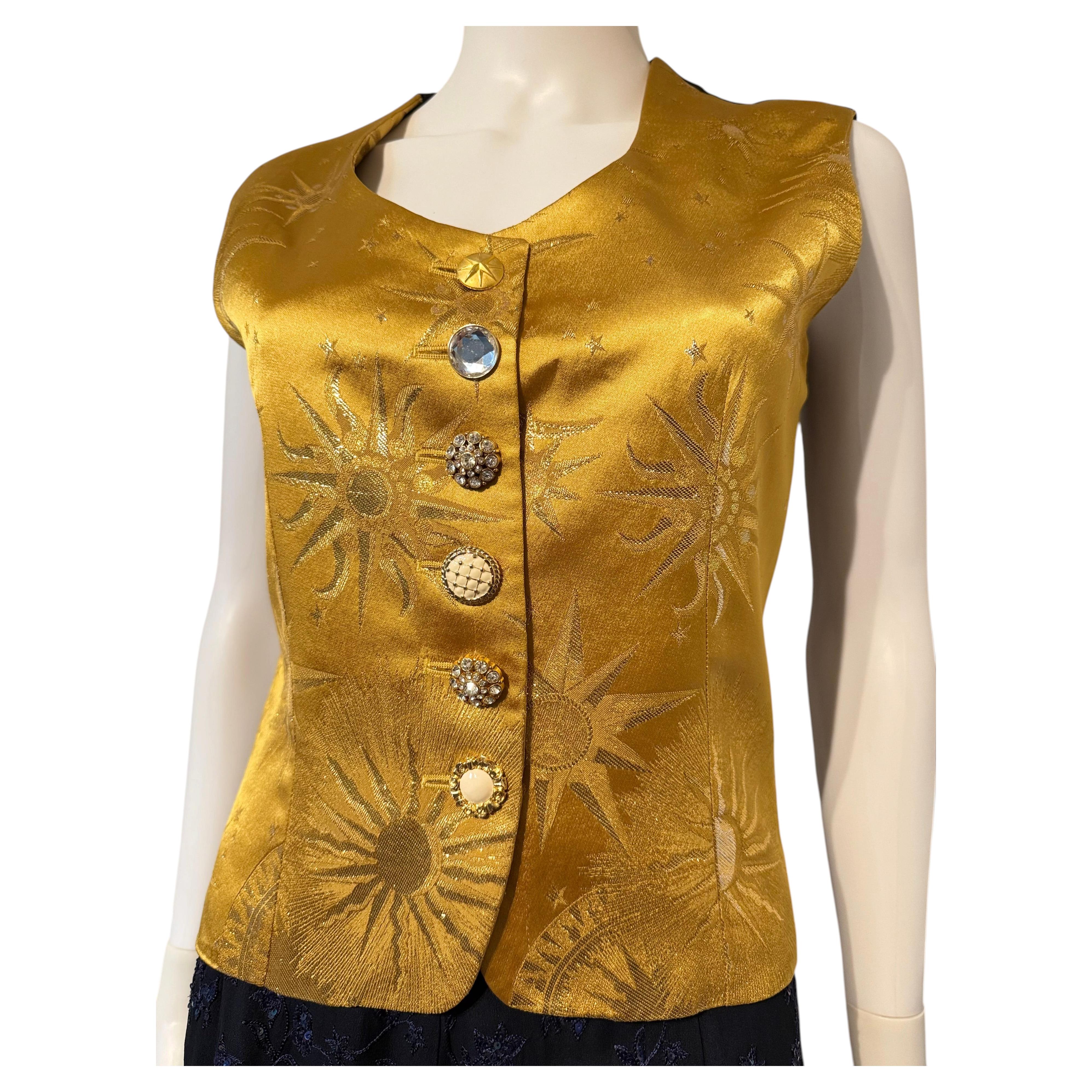 Chaleco de jacquard «Sun» metalizado dorado de Gianfranco Ferré de los años 90 con botones con pedrería en venta