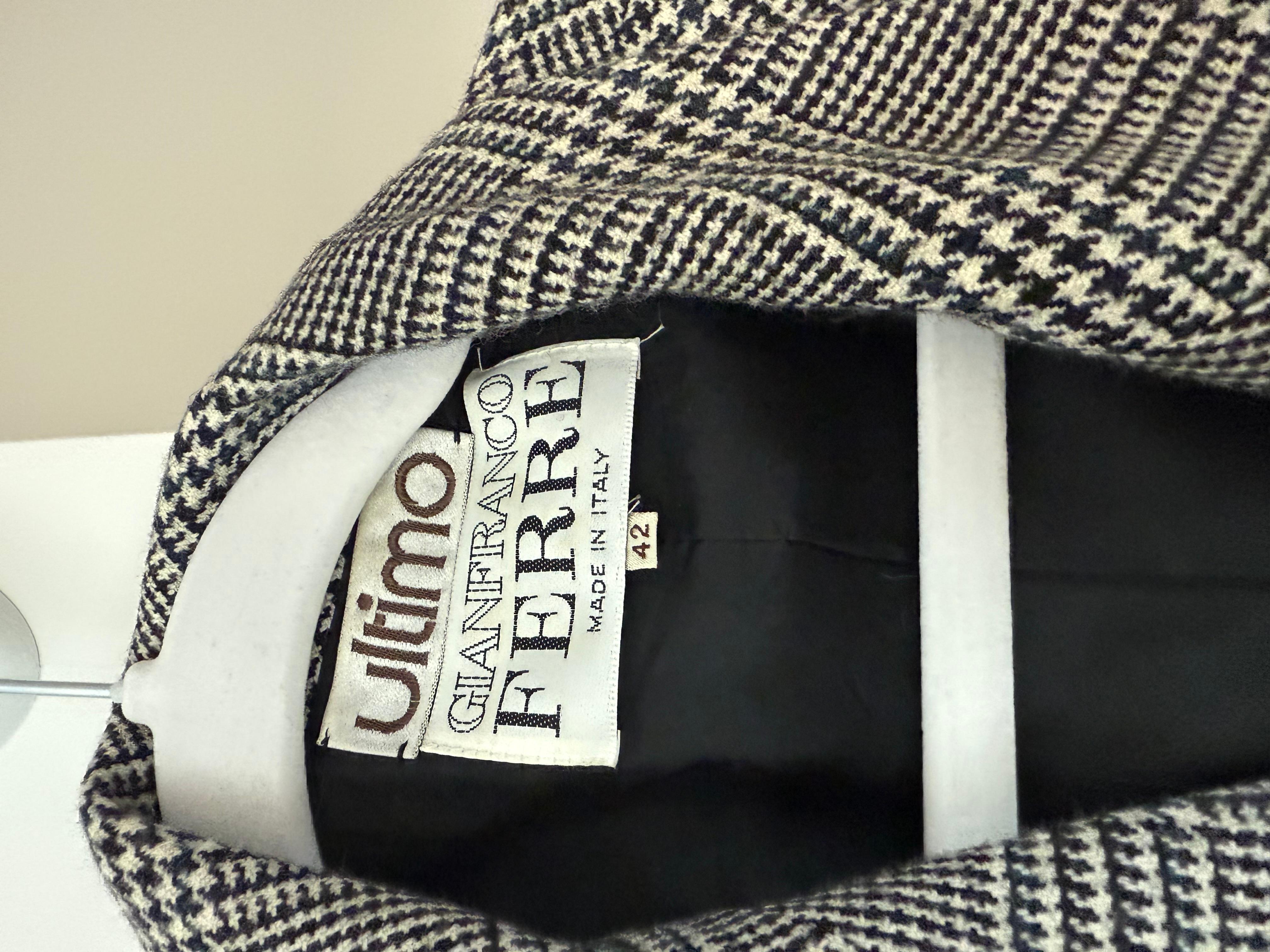 Gianfranco Ferre
Vintage
Principios de los 90
3 piezas (falda, blazer y bufanda)
Talla IT42 pero queda como una IT40
Excelente estado, sin defectos
Medidas en pulgadas en posición horizontal: 
Falda: cintura 13, caderas 16, largo 26
Chaqueta: largo