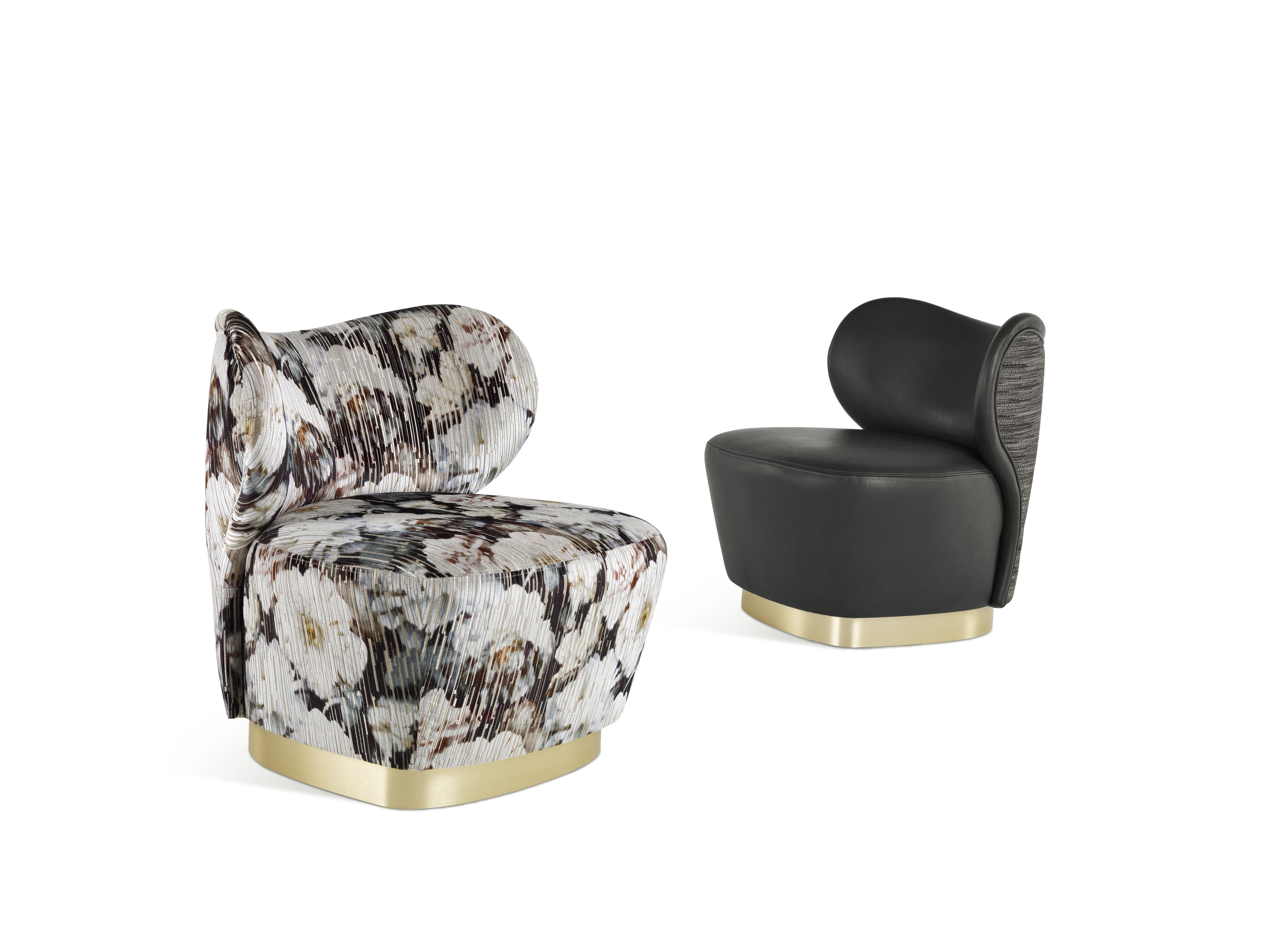 Specifically created for Baglioni Hotel Carlton, this compact armchair with a charming design and essential lines features a metallic base in satin brass and two different upholstery: a special leather with a sought-after teal tone combined with a