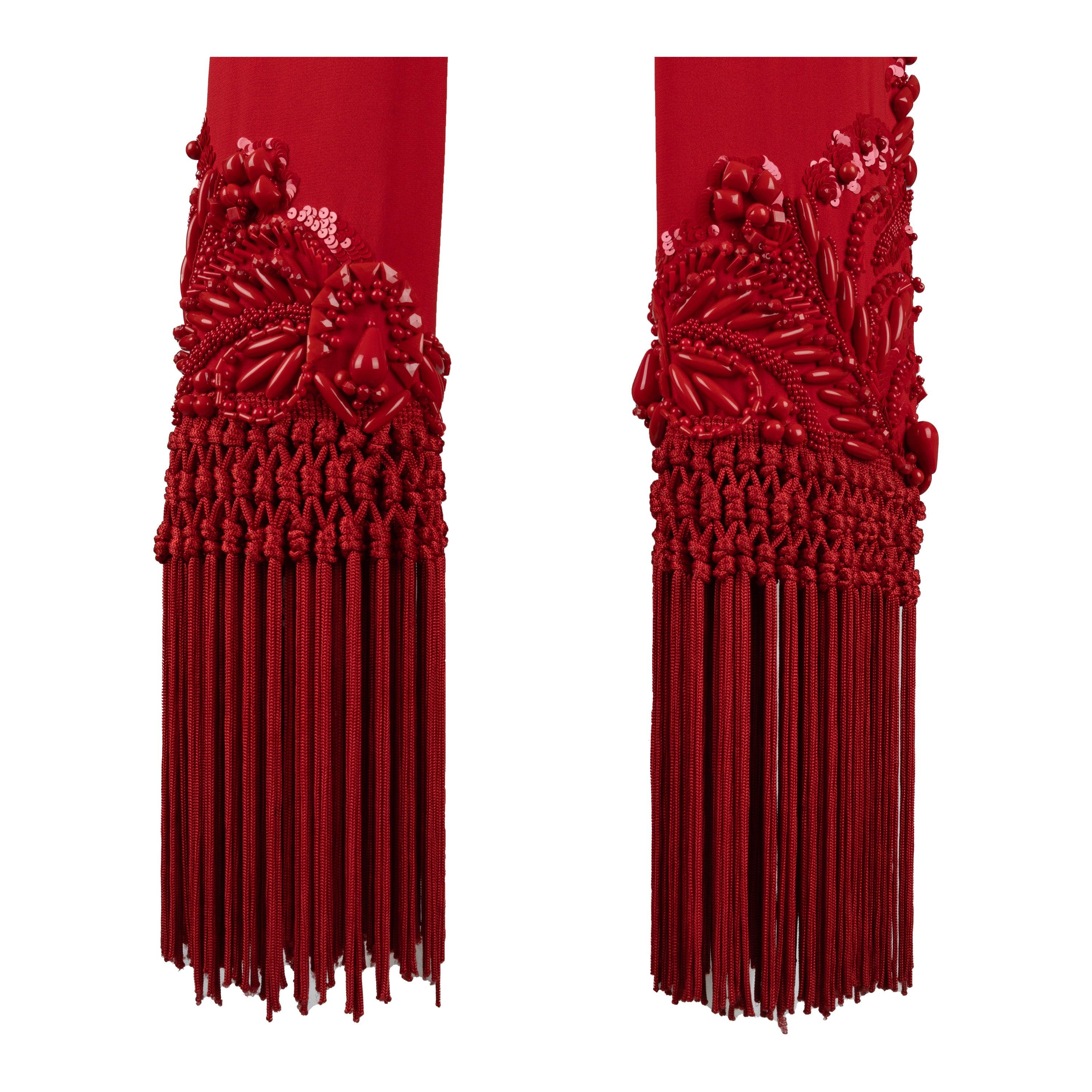 Este pañuelo Gianfranco Ferré es la mezcla perfecta de elegancia clásica y glamour moderno. Fabricado con un tejido ligero de doble capa en un rojo vivo, está adornado con llamativas cuentas pesadas de intrincado dibujo, y largos flecos.
