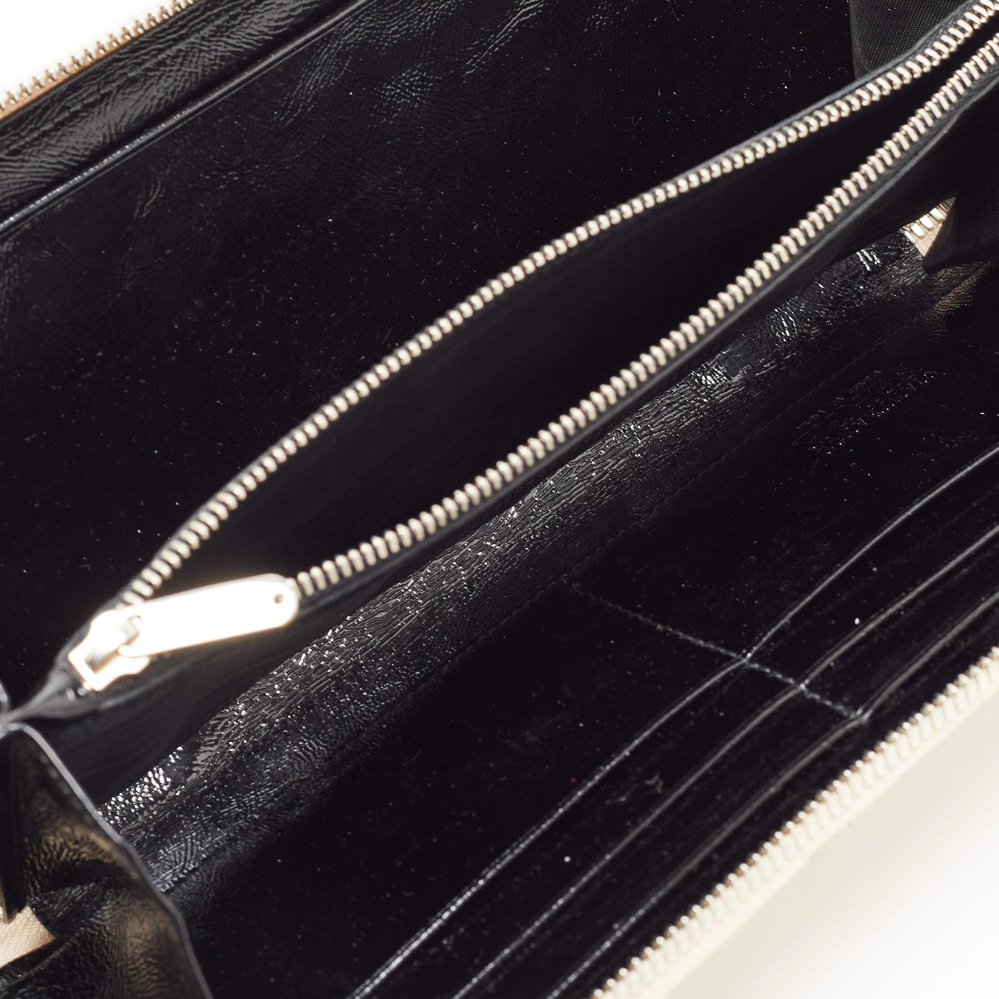 Gianfranco Ferre Beige Watersnake Leather Zip Around Oversized Wallet In Good Condition For Sale In Dubai, Al Qouz 2