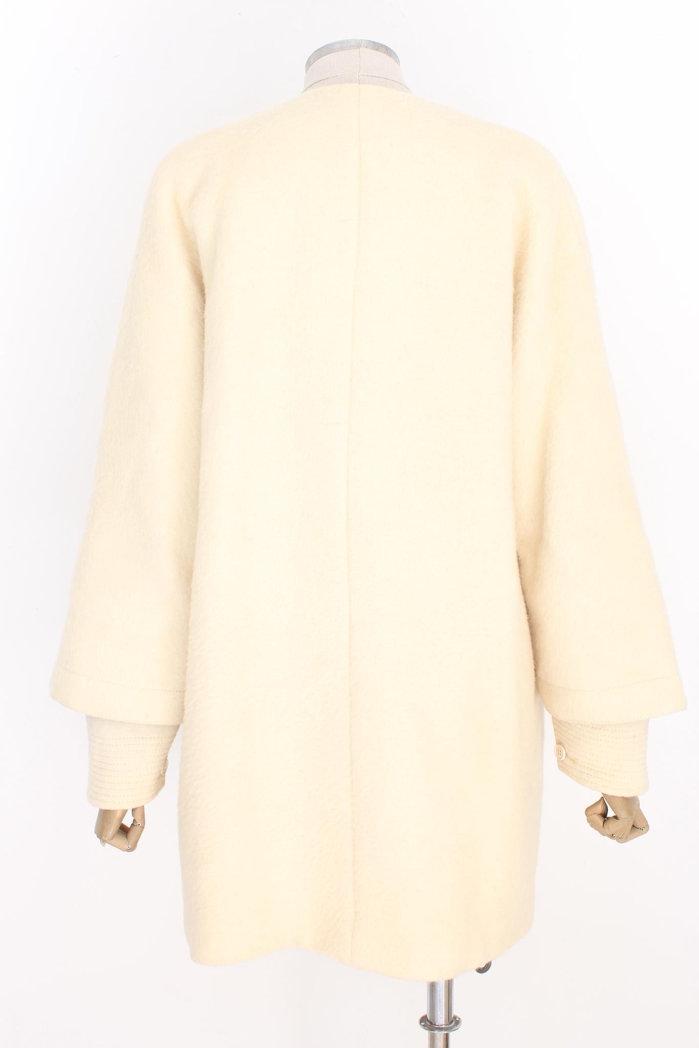 Gianfranco Ferrè oversized vintage 80s coat. Beige colour, crew neck, the sleeves end with a part in quilted fabric. Side pockets. 60% wool, 40% mohair fabric, internally lined. Made in Italy.

Size: 46 It 12 Us 14 Uk

Shoulder: 46 cm
Bust/Chest: 59