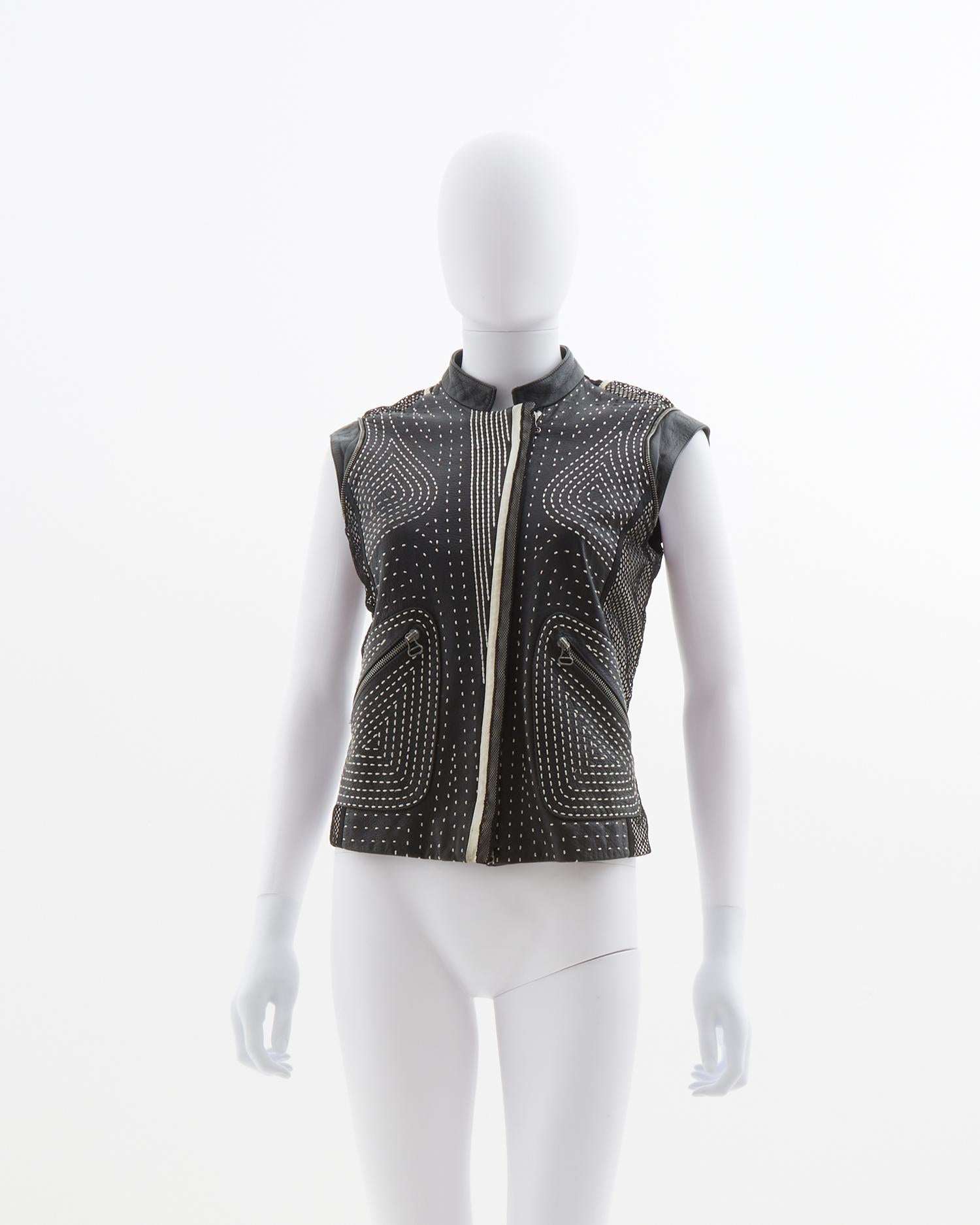- Designed by Gianfranco Ferrè 
- Sold by Skof.Archive
- Black leather jacket 
- White stitching all over 
- Back netted 
- Detachable long-sleeves with zipper closure
- early 2000s

Size:
FR 38 - IT 42 - UK 10 - US 6 (EU)

Composition
100%