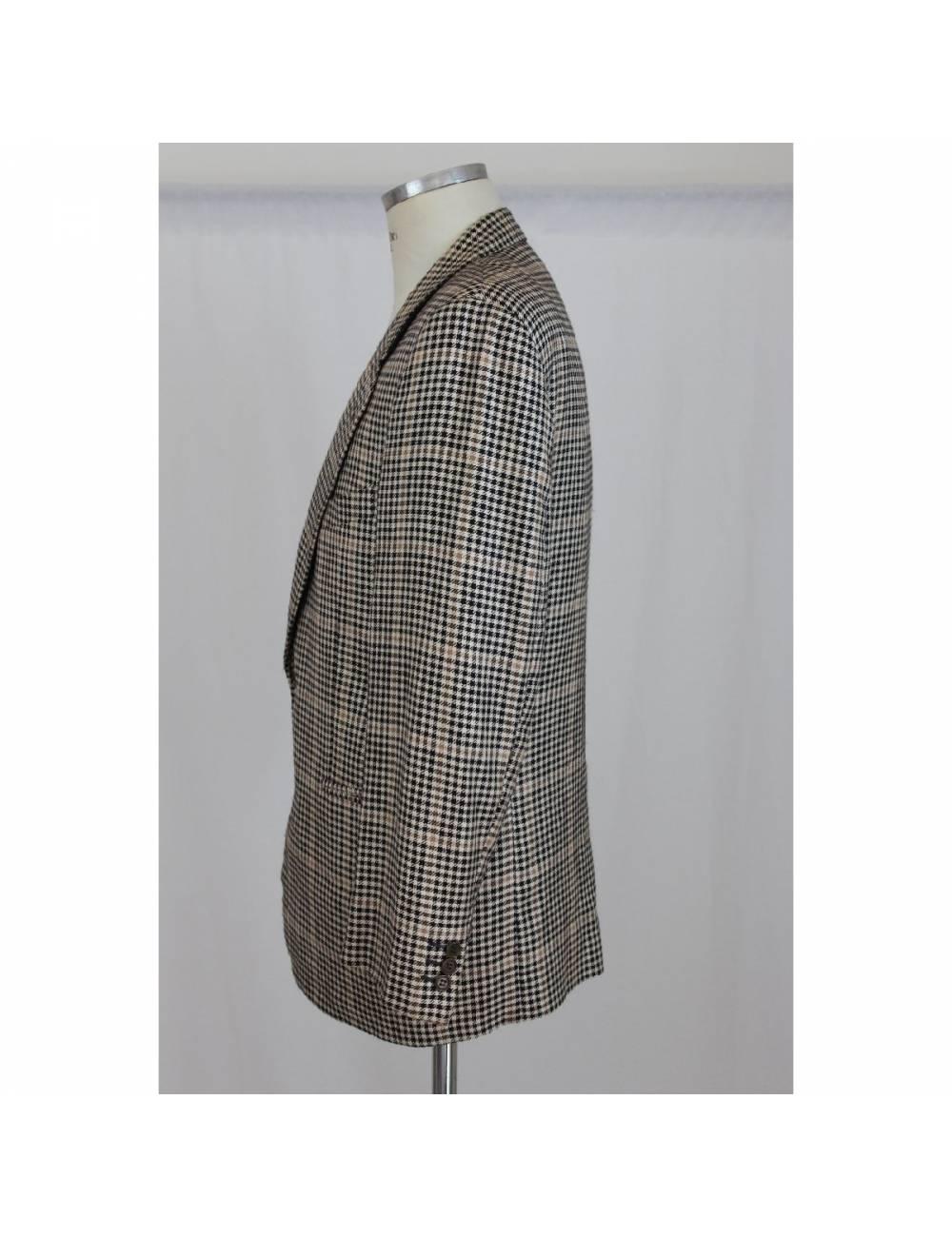 Gianfranco Ferrè vintage jacket 1990s, black and beige checked, two pockets on the sides and a chest pocket, 50% wool 50% silk. Excellent vintage condition.

Size: 50 It 40 Us 40 Uk

Shoulder: 50 cm
Bust / Chest: 53 cm
Sleeve: 62 cm
Length: 82 cm