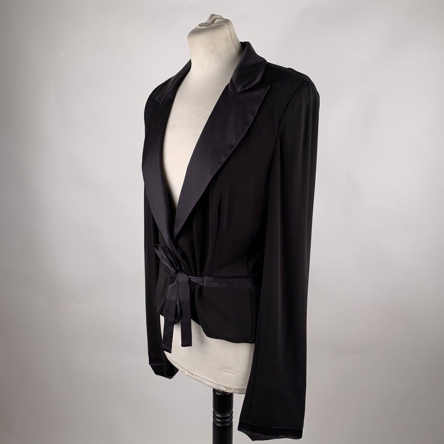 MATERIAL: Viscose COLOR: Black MODEL: Blazer GENDER: Women SIZE: Medium COUNTRY OF MANUFACTURE: Italy Condition CONDITION DETAILS: B :GOOD CONDITION - Some light wear of use - Gently used! The inside seams of the sleeves are unstitched Measurements