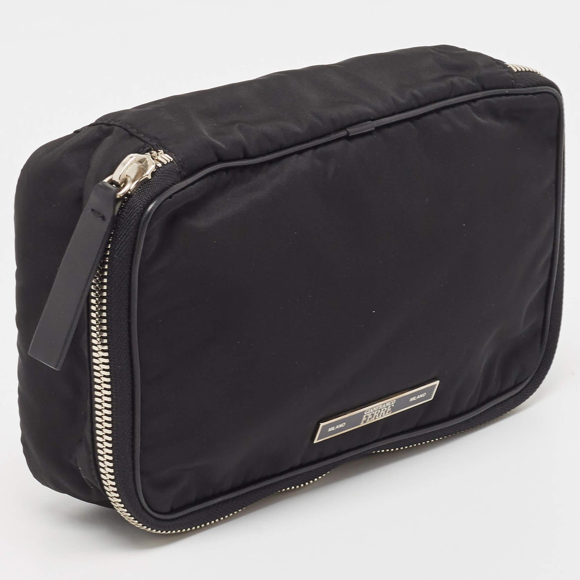 Noir Gianfranco Ferre Pochette zippée en toile noire en vente