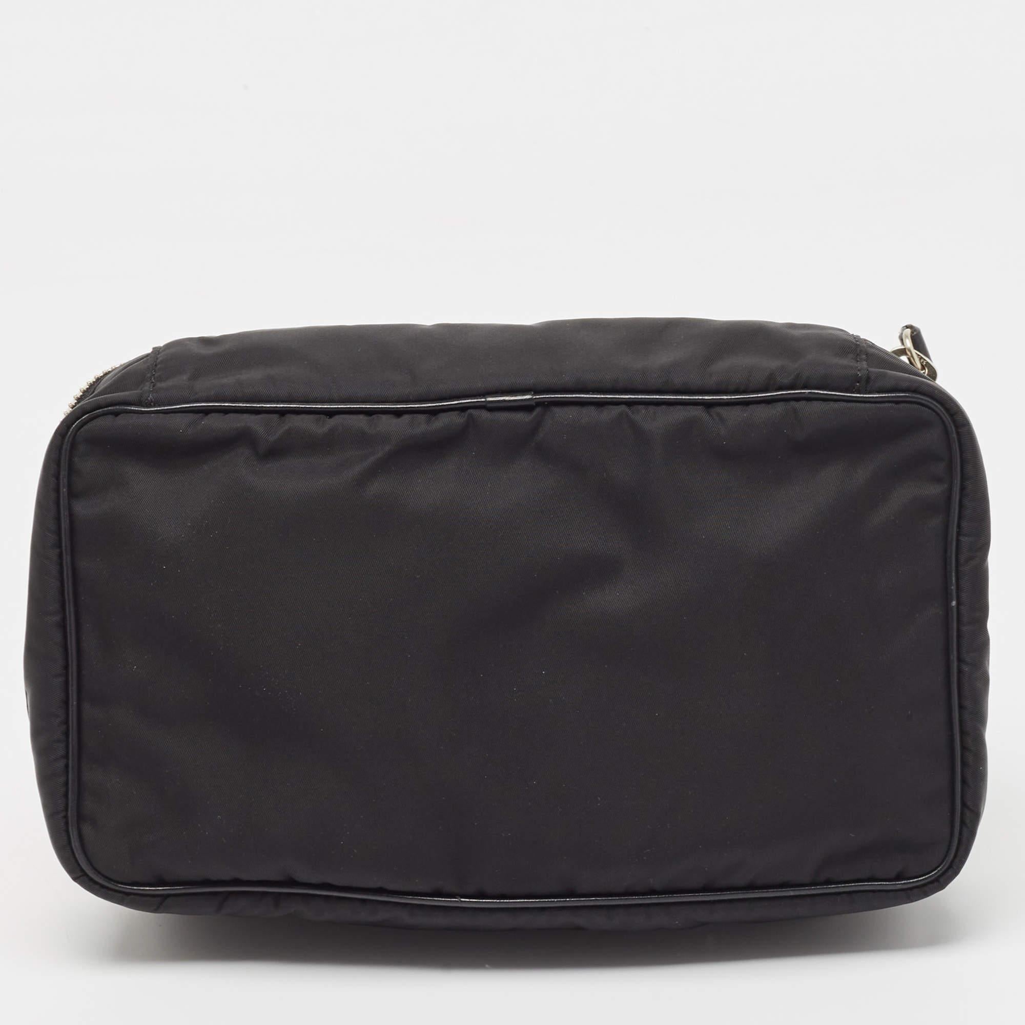Gianfranco Ferre Pochette zippée en toile noire Bon état - En vente à Dubai, Al Qouz 2