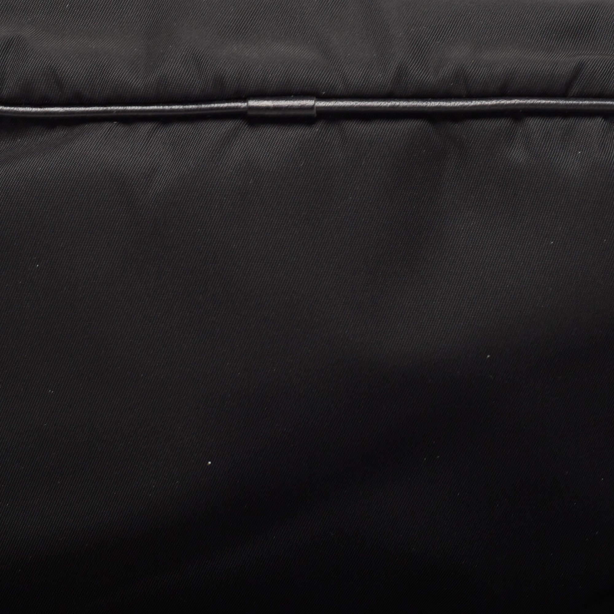 Gianfranco Ferre Pochette zippée en toile noire Pour femmes en vente