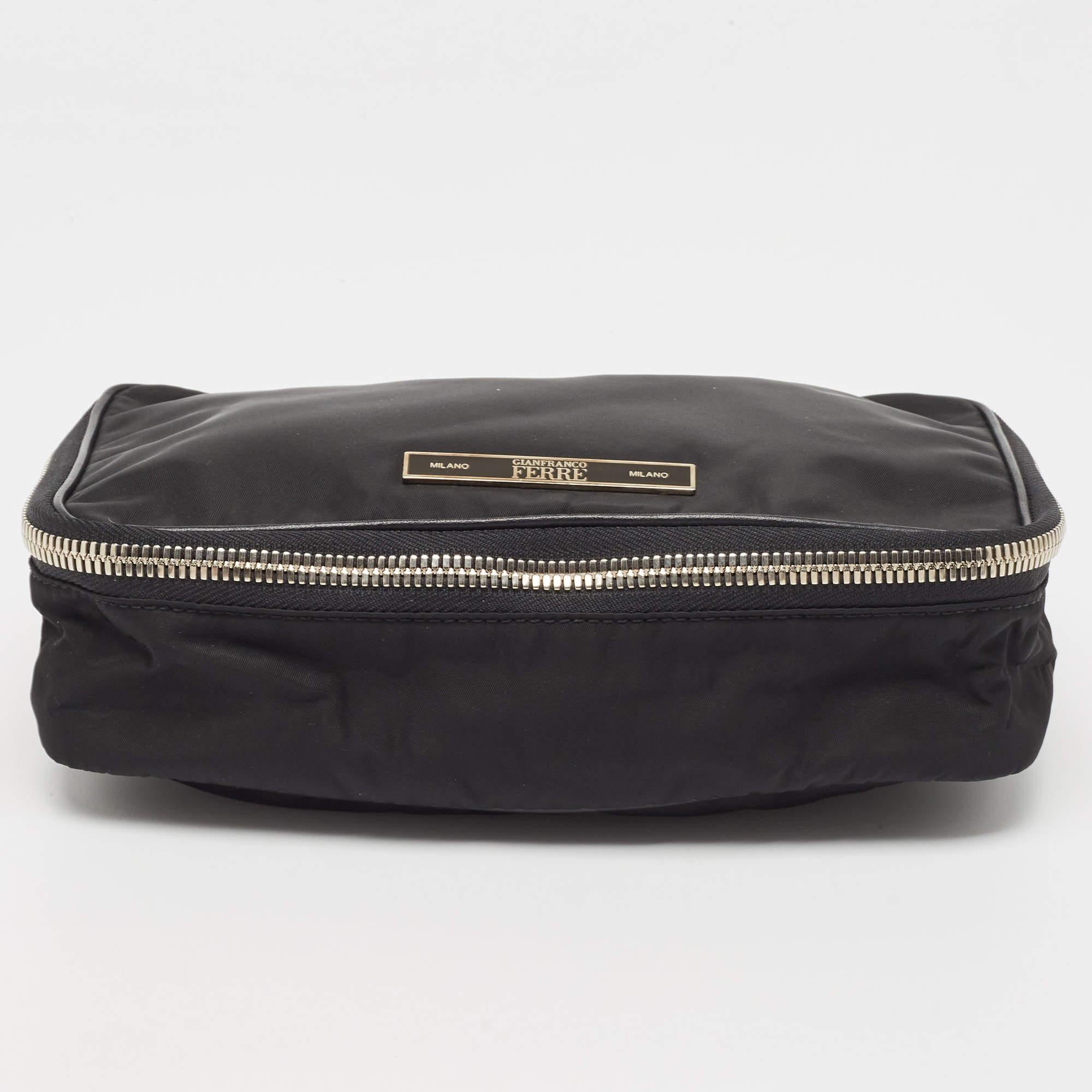Gianfranco Ferre Pochette zippée en toile noire en vente 1