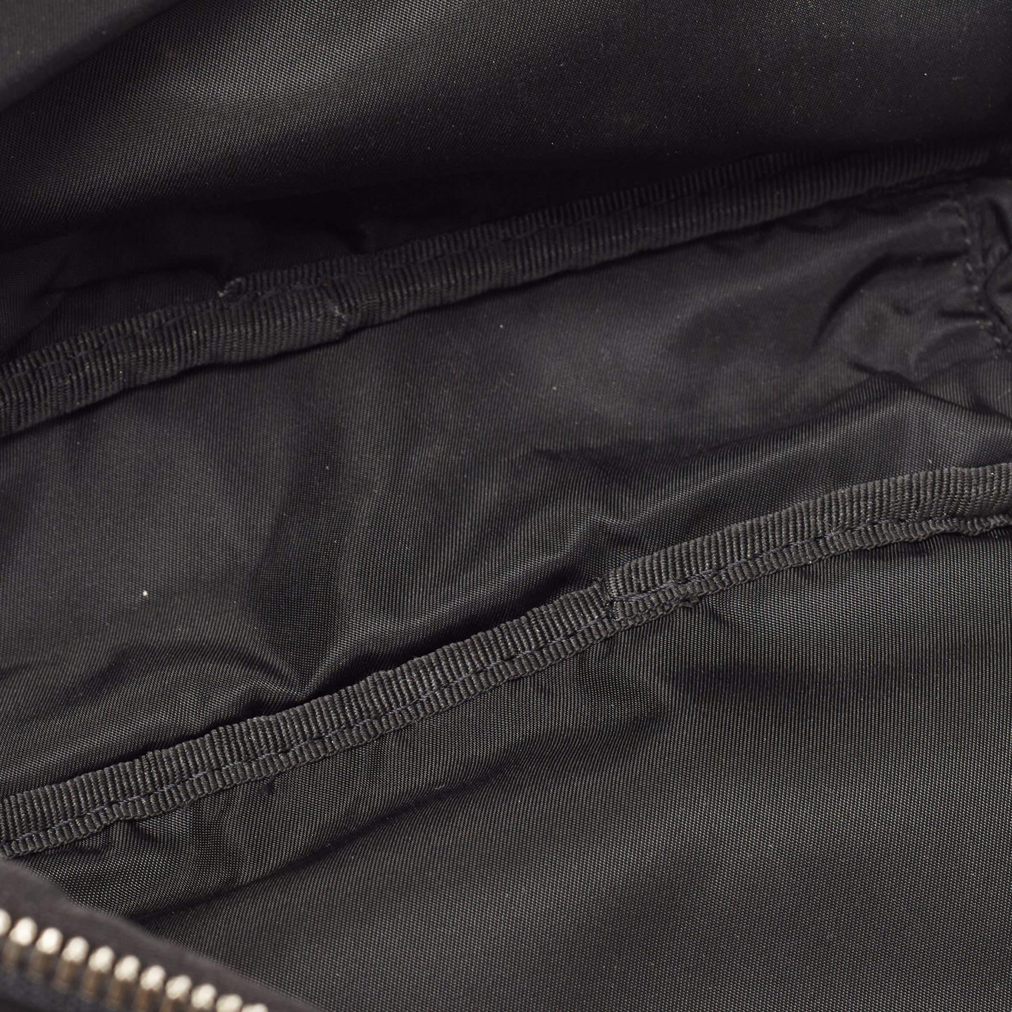 Gianfranco Ferre Pochette zippée en toile noire en vente 2