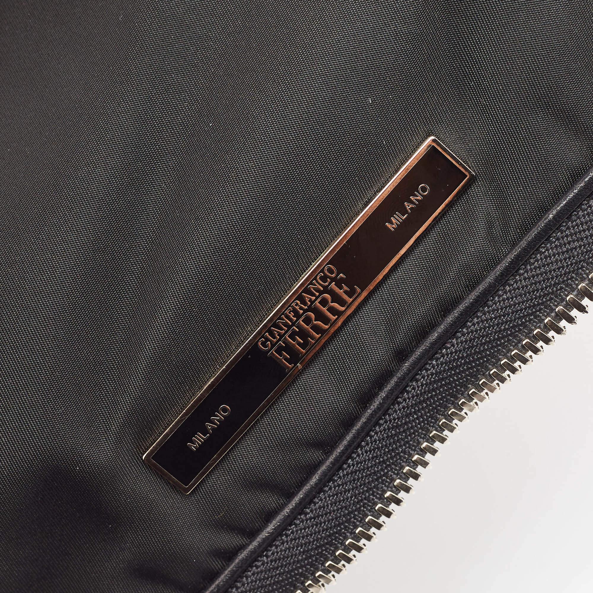 Gianfranco Ferre Pochette zippée en toile noire en vente 3