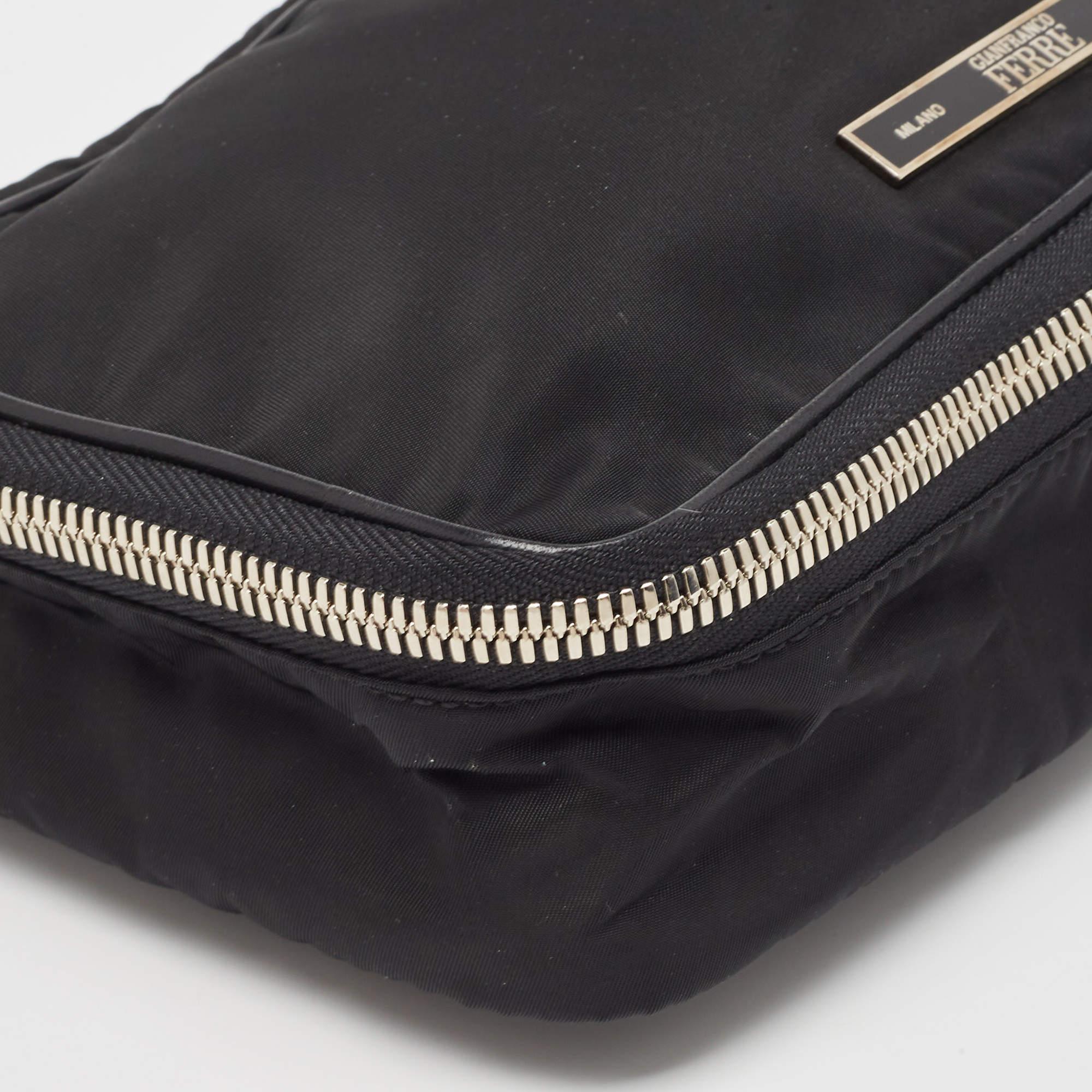 Gianfranco Ferre Pochette zippée en toile noire en vente 4