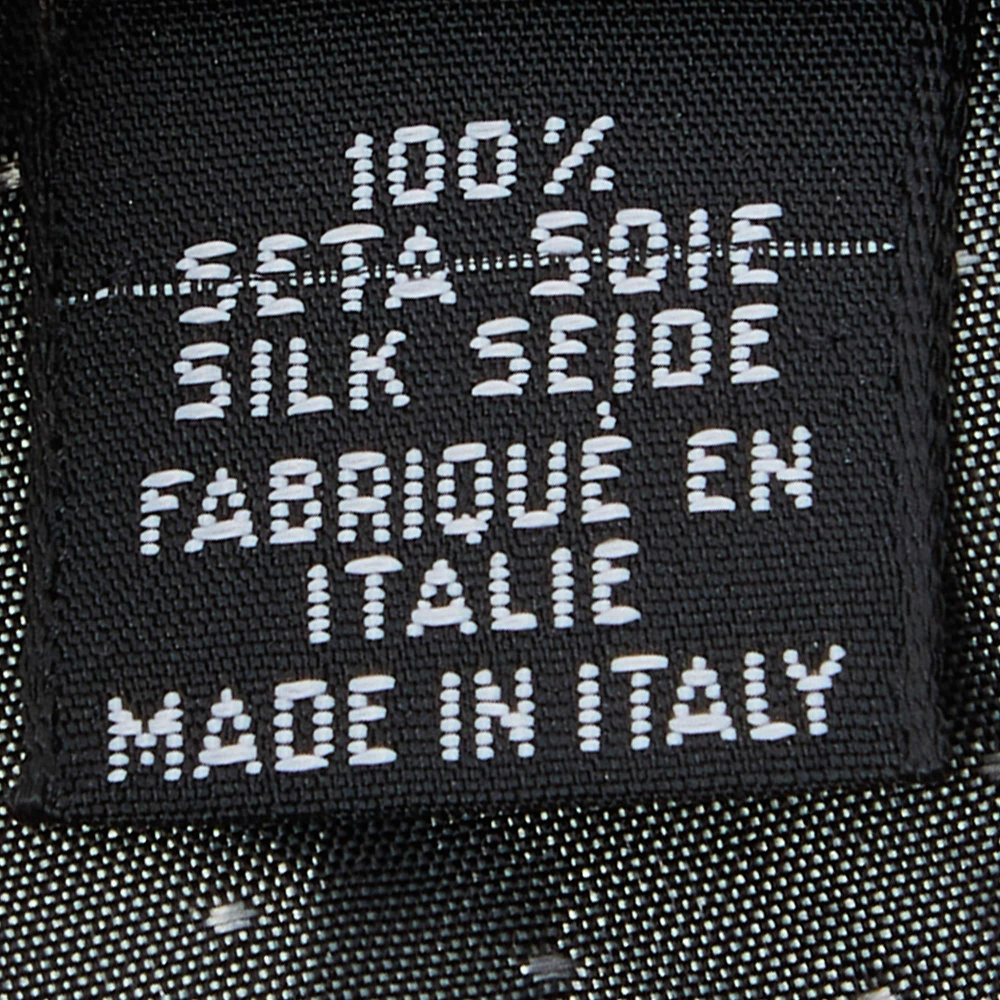 Gianfranco Ferre Black Fan Printed Silk Tie In Excellent Condition For Sale In Dubai, Al Qouz 2