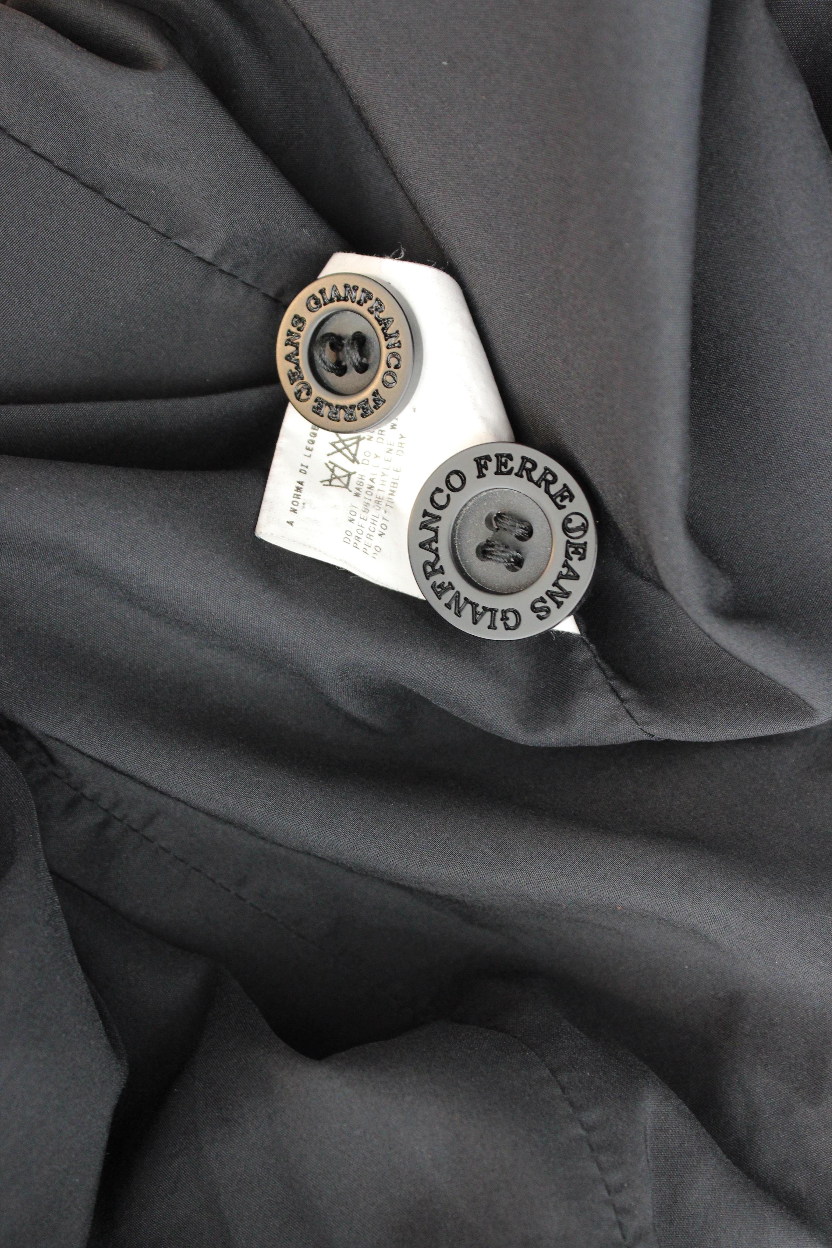 Gianfranco Ferre Jeans Vintage 2000s Damenjacke. Taillierte Jacke, Farbe schwarz. Verschluss mit Ton-in-Ton-Knöpfen. 92% Polyamid, 8% Elasthan, jeansähnlicher Stoff. Hergestellt in Italien.

Zustand: Ausgezeichnet

Artikel verwendet wenige Male,