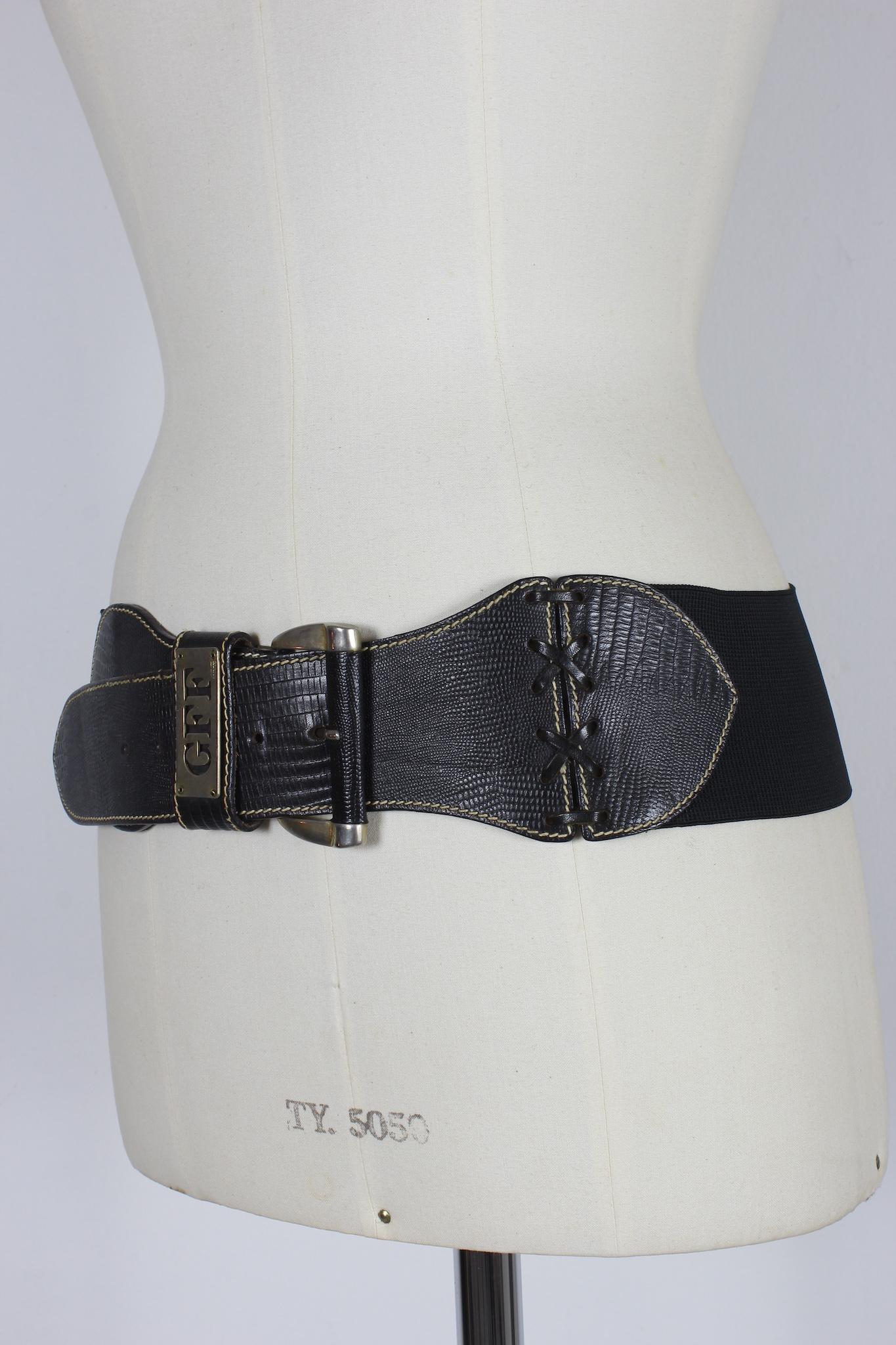 Gianfranco Ferre Vintage-Gürtel aus den 90ern. Schwarze Farbe, elastischer Stoff mit einem Teil des Verschlusses aus Leder. Hergestellt in Italien.

Länge: 97 cm
Breite: 8 cm