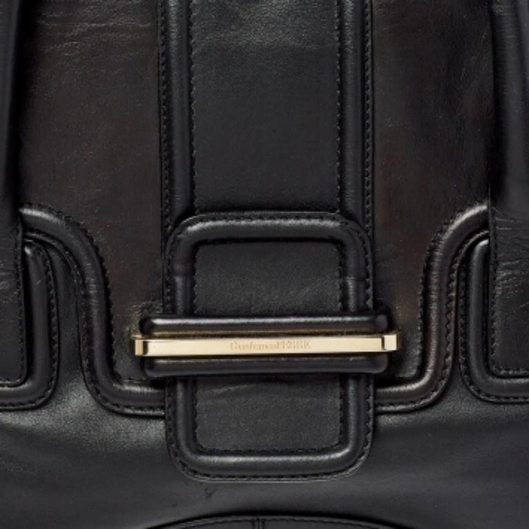 This Gianfranco Ferre satchel is simply unmatched in its rich and fashionable design. Presenting a black-hued leather handbag which is an absolute mixture of style and utility. Lined with fabric, this bag can be used for any occasion. It has dual