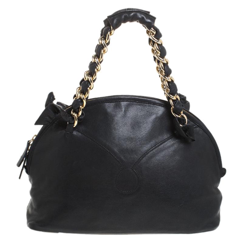 Carry this black Gianfranco Ferre bag to instantly create a fashionable look. Crafted in Italy, it made of quality leather and has a lovely silhouette. This satchel is held by dual chain and leather handles. It features a zip closure that leads to a