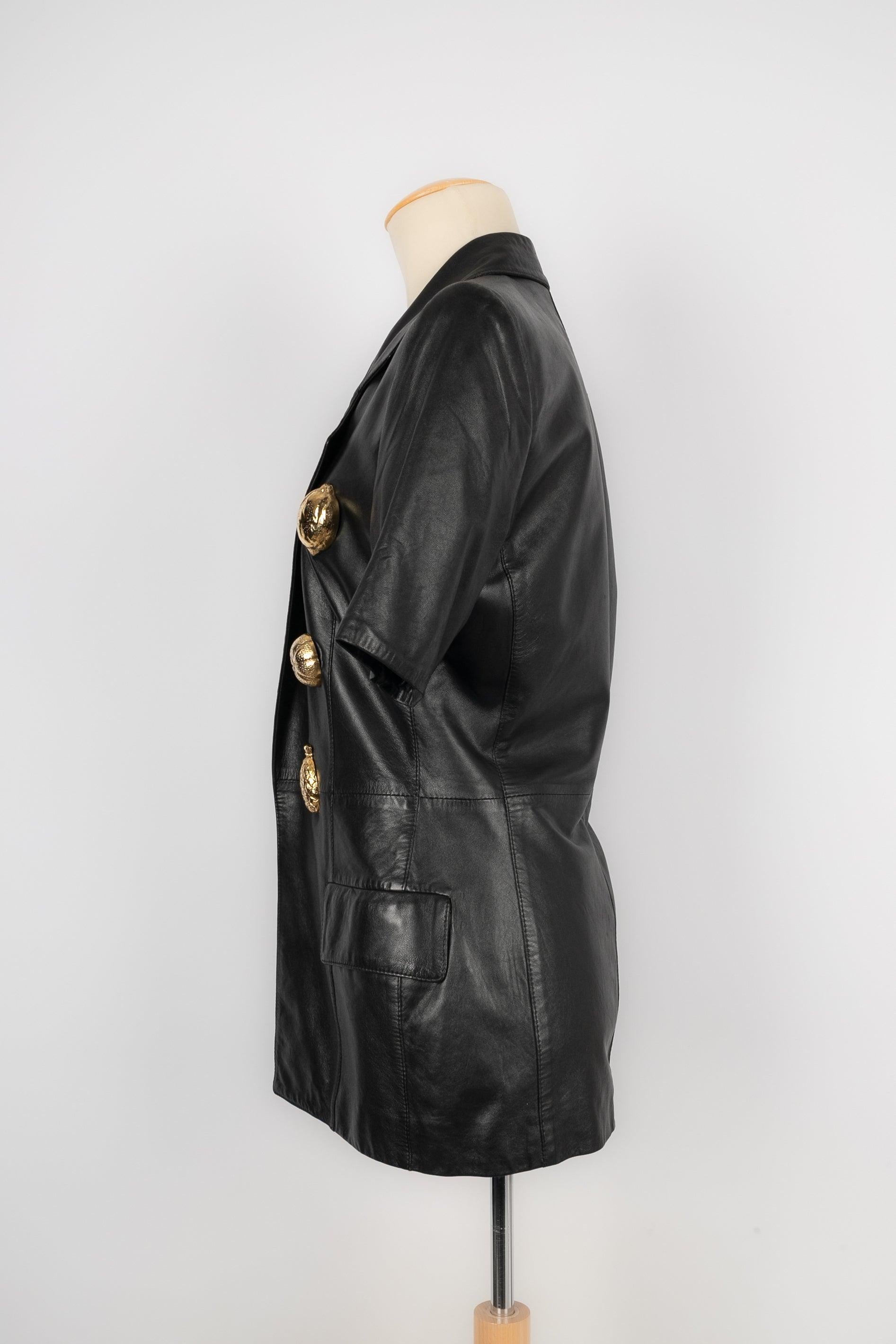 Gianfranco Ferre - (Made in Italy) Black leather short-sleeve jacket ornamented with golden metal fruits. Size label missing, it fits a 38FR.

Additional information:
Condition: Very good condition
Dimensions: Shoulder width: 40 cm - Sleeve length: