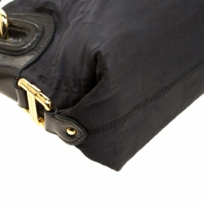 Gianfranco Ferrè Borsa a tracolla in nylon e pelle nera con fibbia in vendita 5