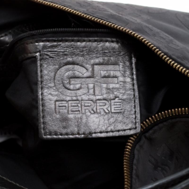 Gianfranco Ferrè Borsa a tracolla in nylon e pelle nera con fibbia In condizioni buone in vendita a Dubai, Al Qouz 2