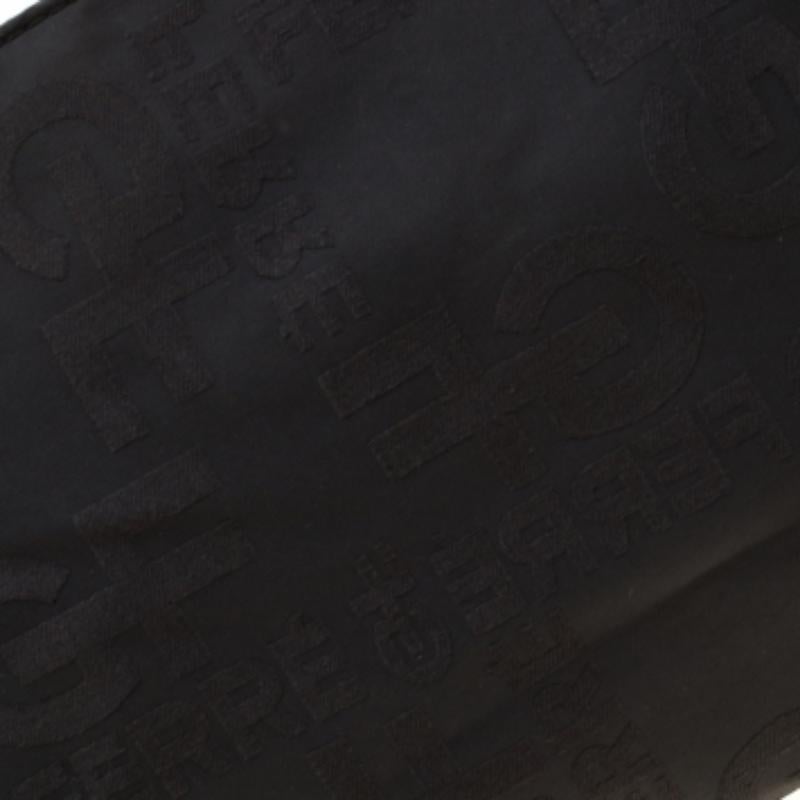 Gianfranco Ferrè Borsa a tracolla in nylon e pelle nera con fibbia in vendita 2