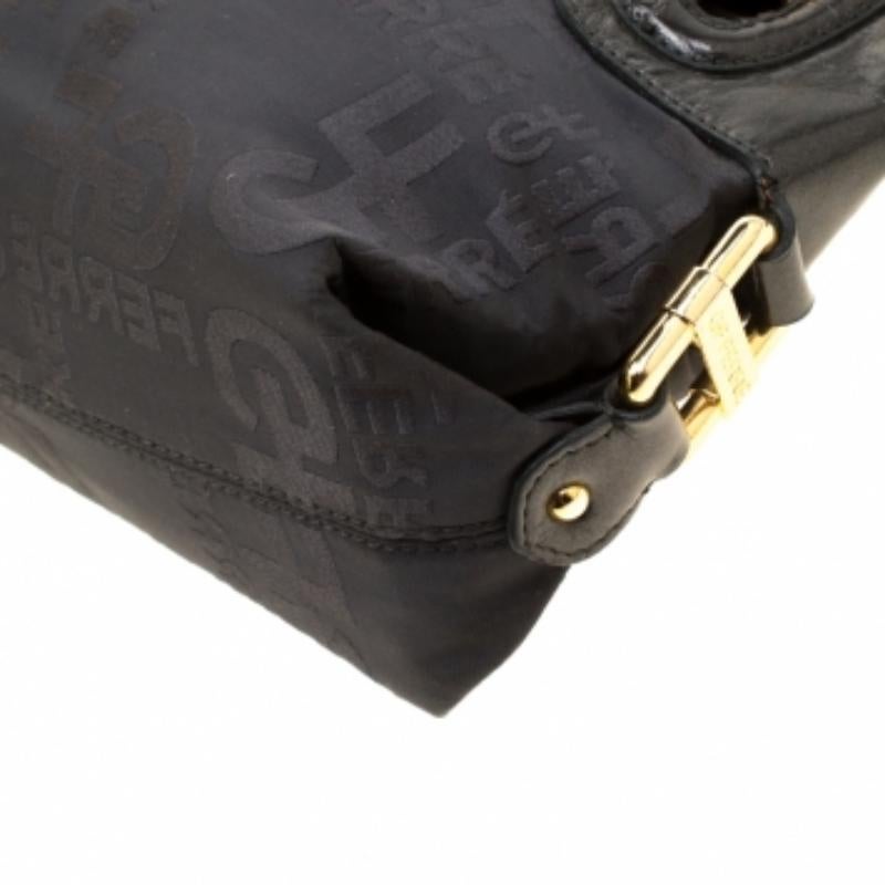 Gianfranco Ferrè Borsa a tracolla in nylon e pelle nera con fibbia in vendita 4
