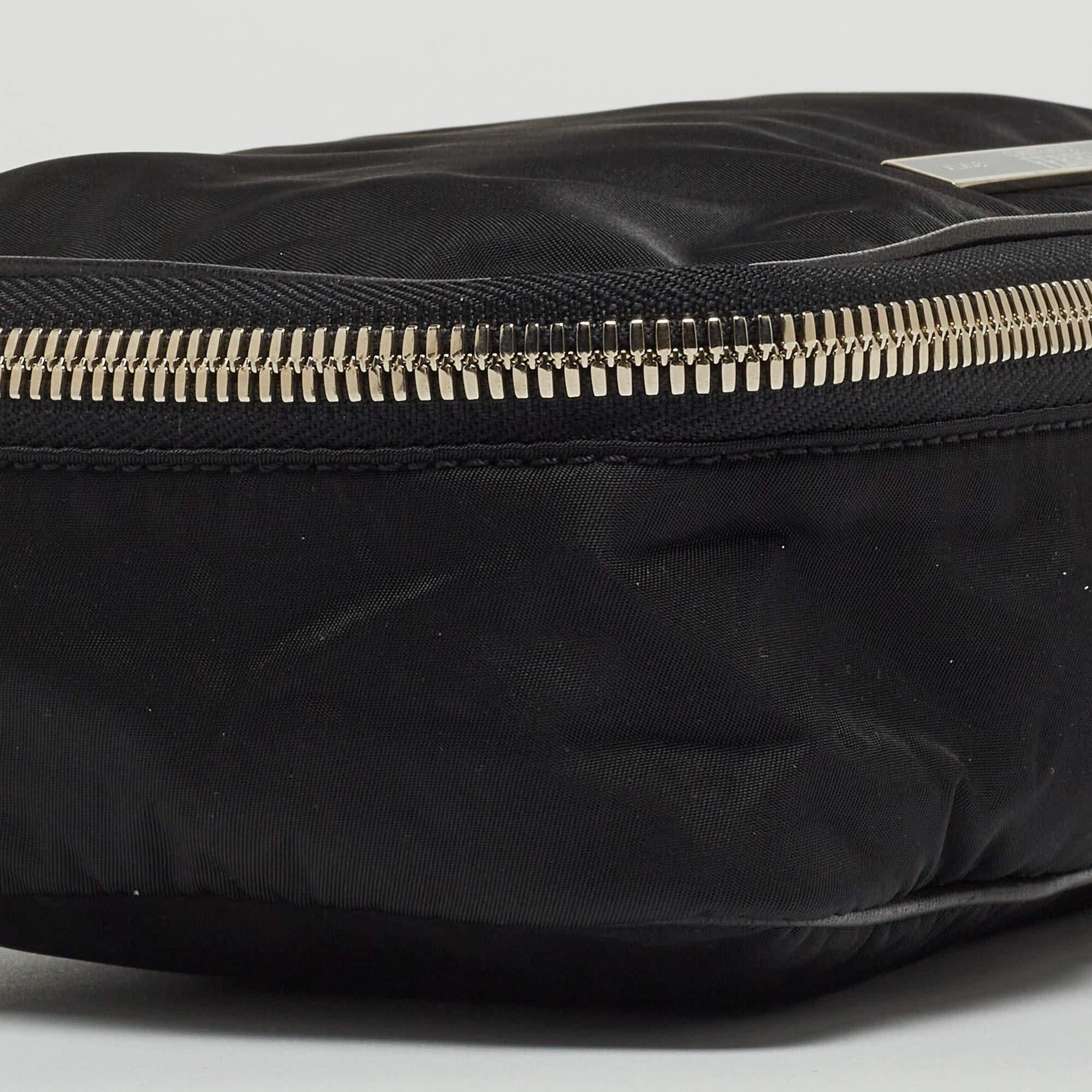 Gianfranco Ferre - Pochette zippée en nylon noir en vente 5
