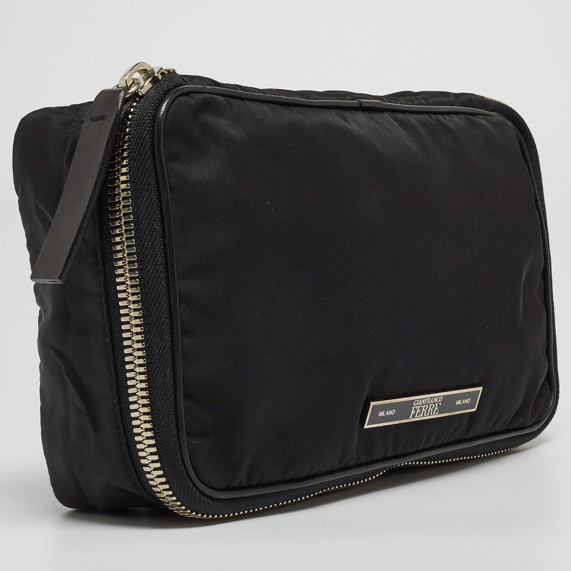 Noir Gianfranco Ferre - Pochette zippée en nylon noir en vente