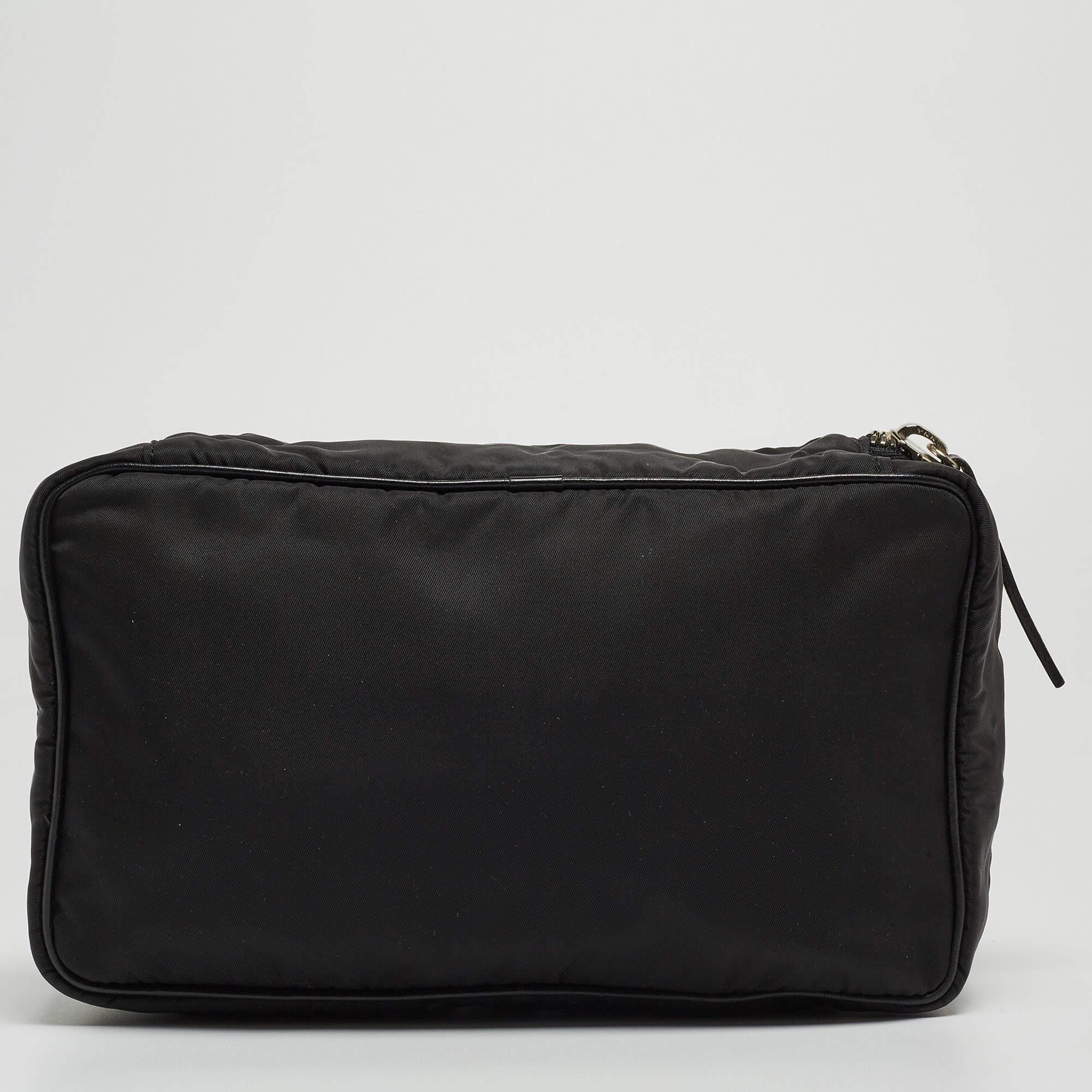 Gianfranco Ferre - Pochette zippée en nylon noir État moyen - En vente à Dubai, Al Qouz 2