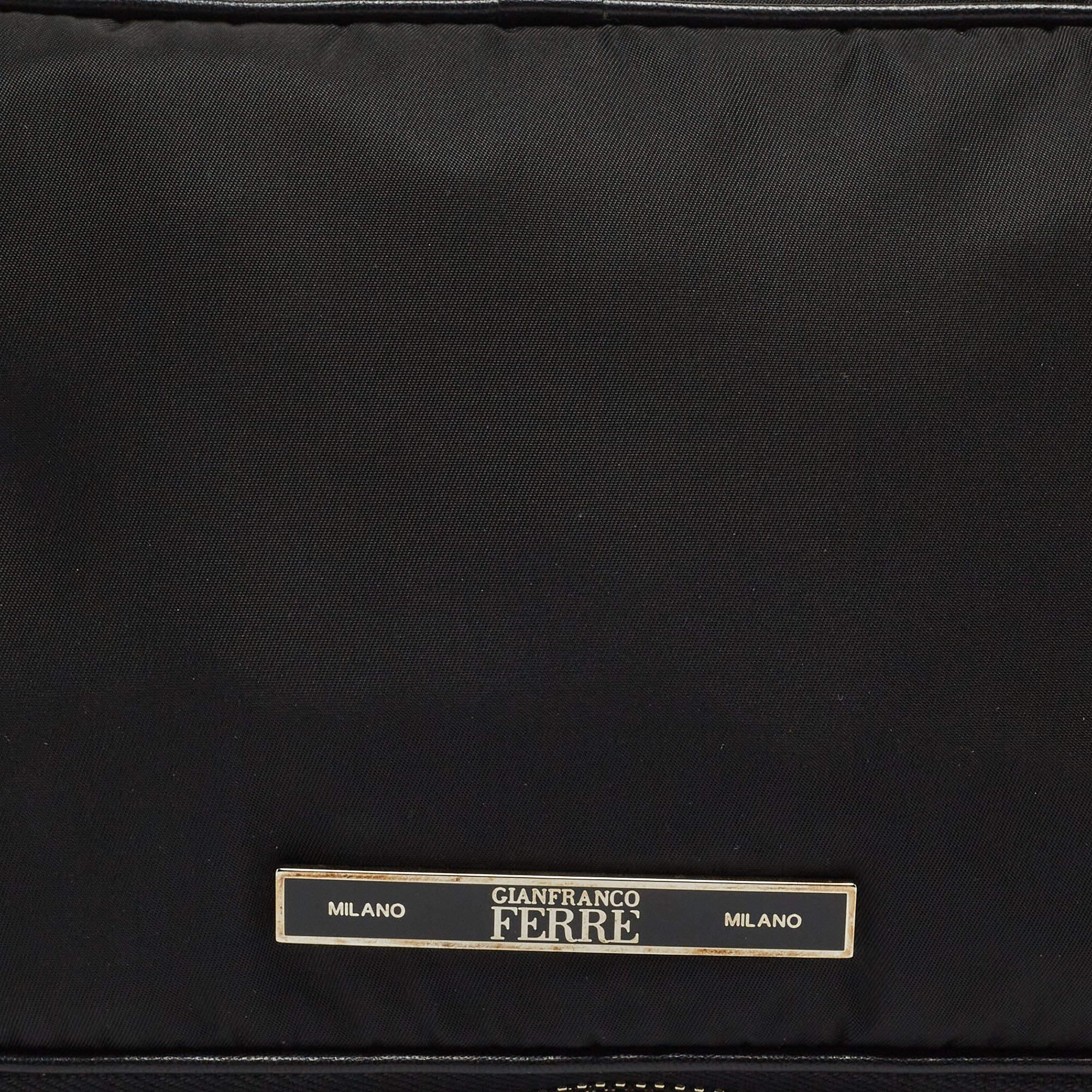 Gianfranco Ferre - Pochette zippée en nylon noir Pour femmes en vente