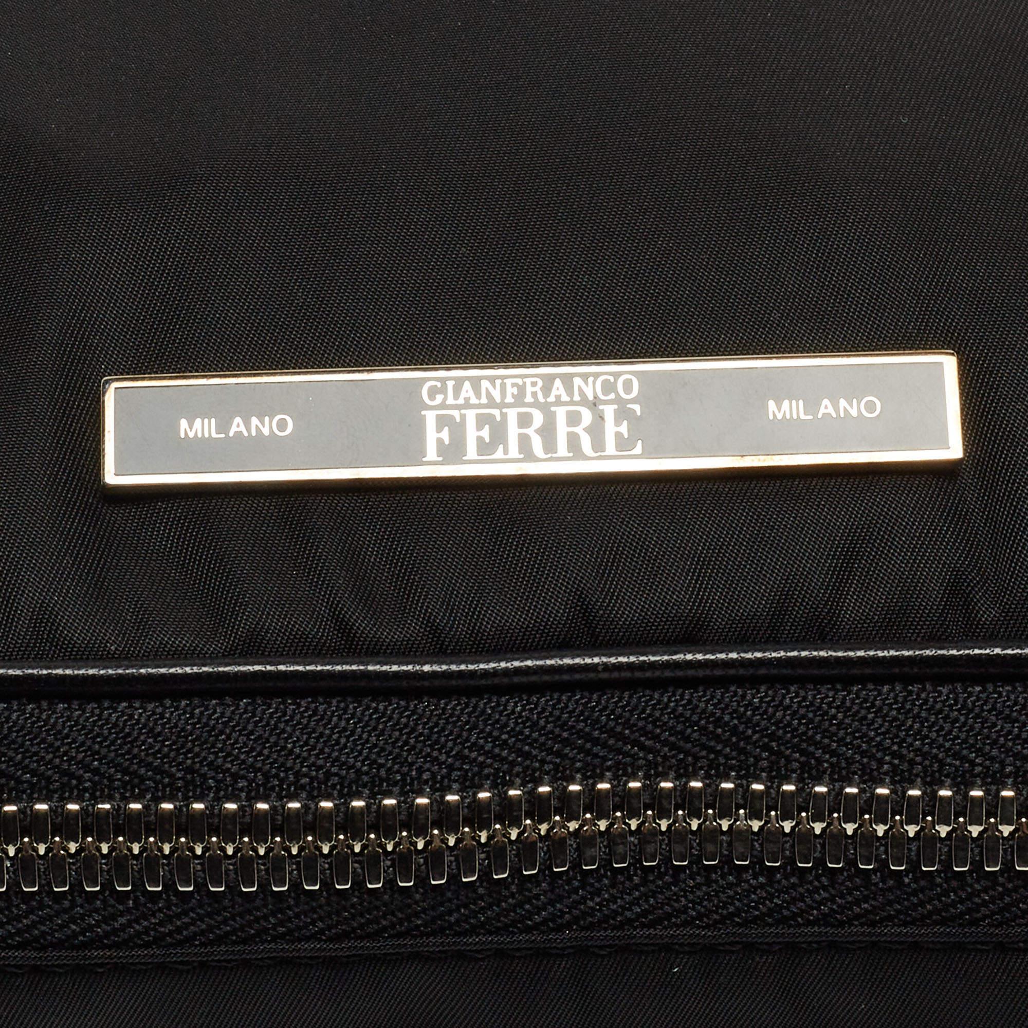 Gianfranco Ferre - Pochette zippée en nylon noir en vente 3