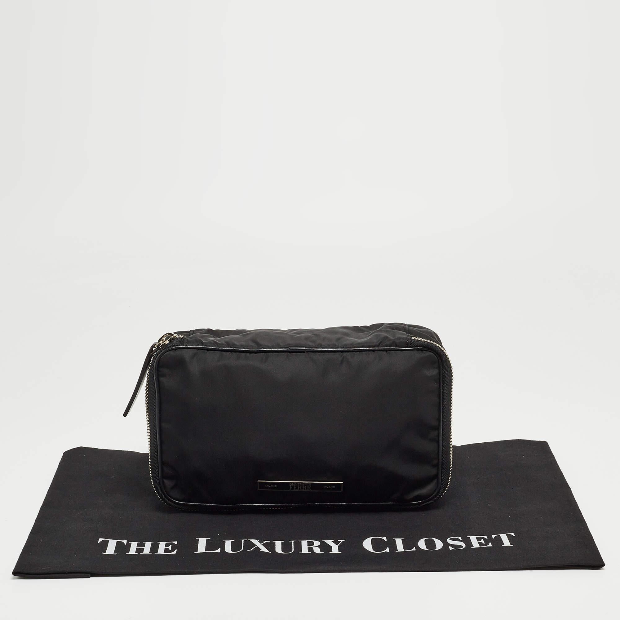Gianfranco Ferre - Pochette zippée en nylon noir en vente 4