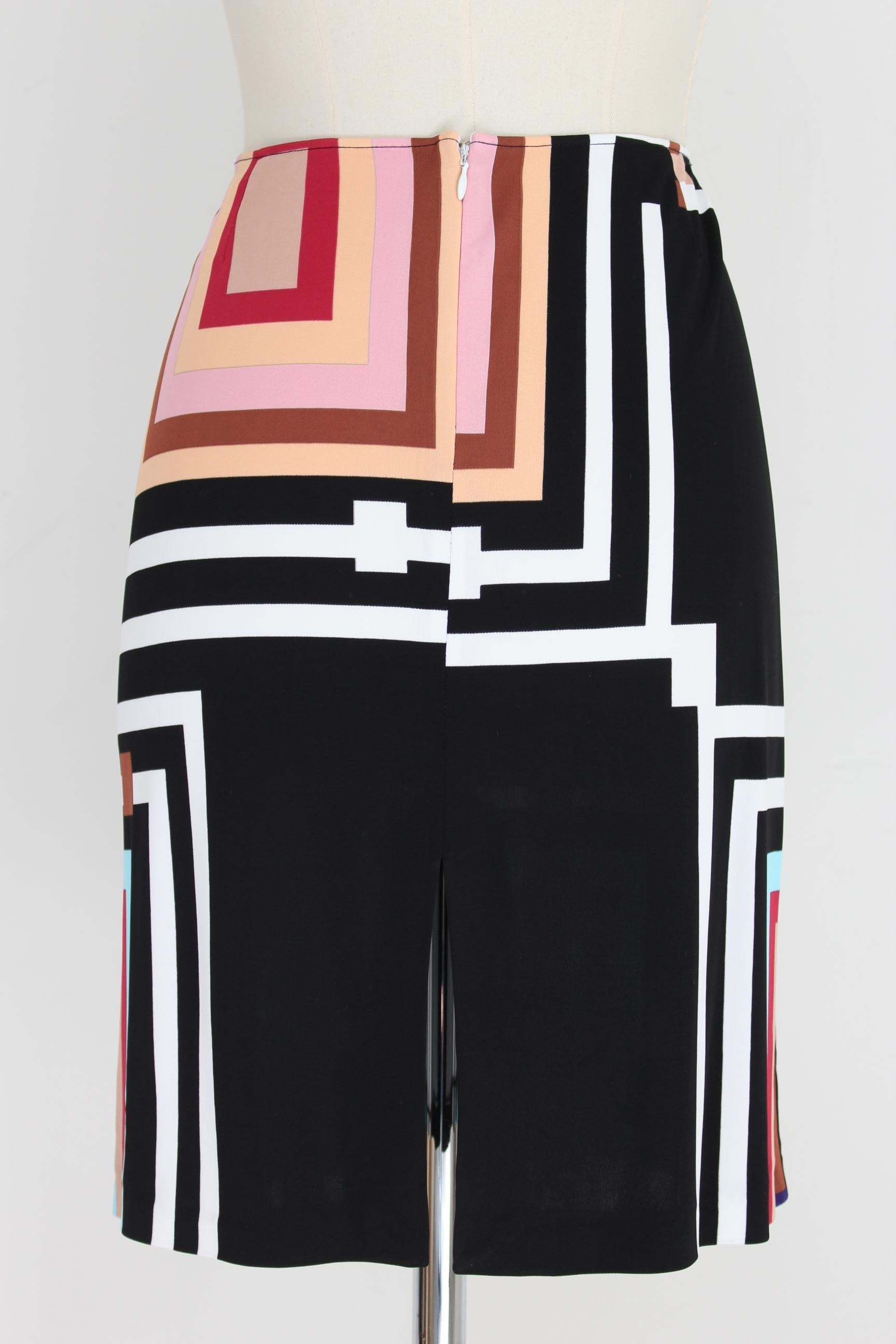 Gianfranco Ferre Jeans vintage 90s skirt. Model short on the knee, 100% viscose. Color white , black and pink with geometric designs. Made in Italy. Excellent vintage conditions.

Size: 46 It 12 Us 14 Uk

Waist: 38 cm
Length: 53 cm
