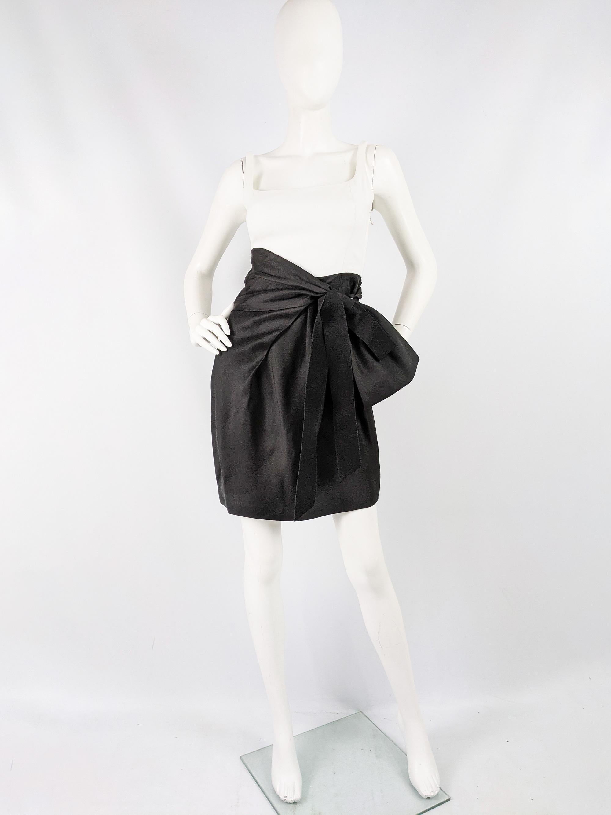 A fabulous womens party dress by Gianfranco Ferre in a white and black silk with a large black bow and pleated skirt. Perfect for a cocktail party or evening event. 

Size: Marked IT 38 which equates to a UK 6/ US 2/ EU 34. 
Bust - 32” / 81cm
Waist