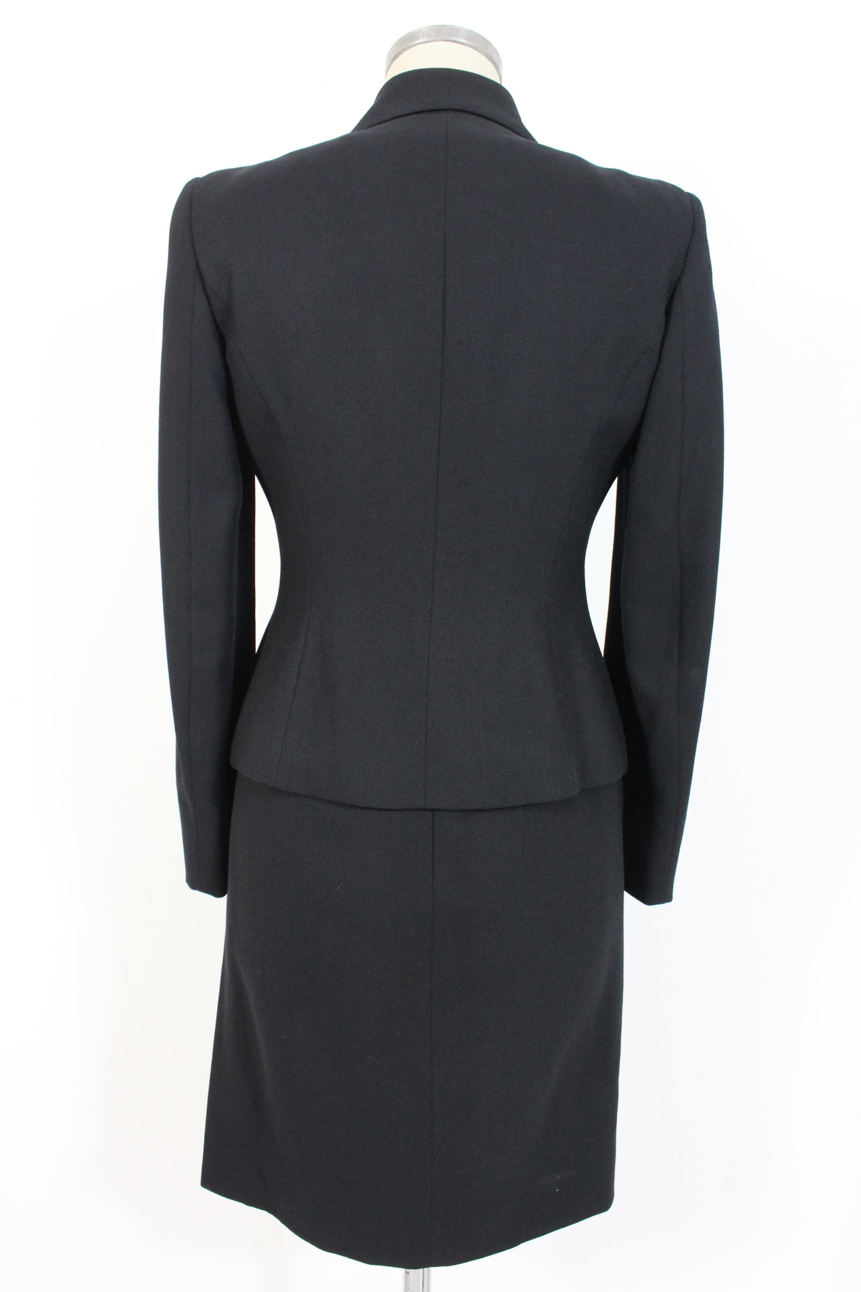 Gianfranco Ferre Studio 90s vintage women's suit. Suit jacket and dress, black color. Fitted jacket, sleeveless sheath dress. 100% wool fabric, internally lined. Made in Italy.

Condition: Excellent

Item used few times, it remains in its excellent