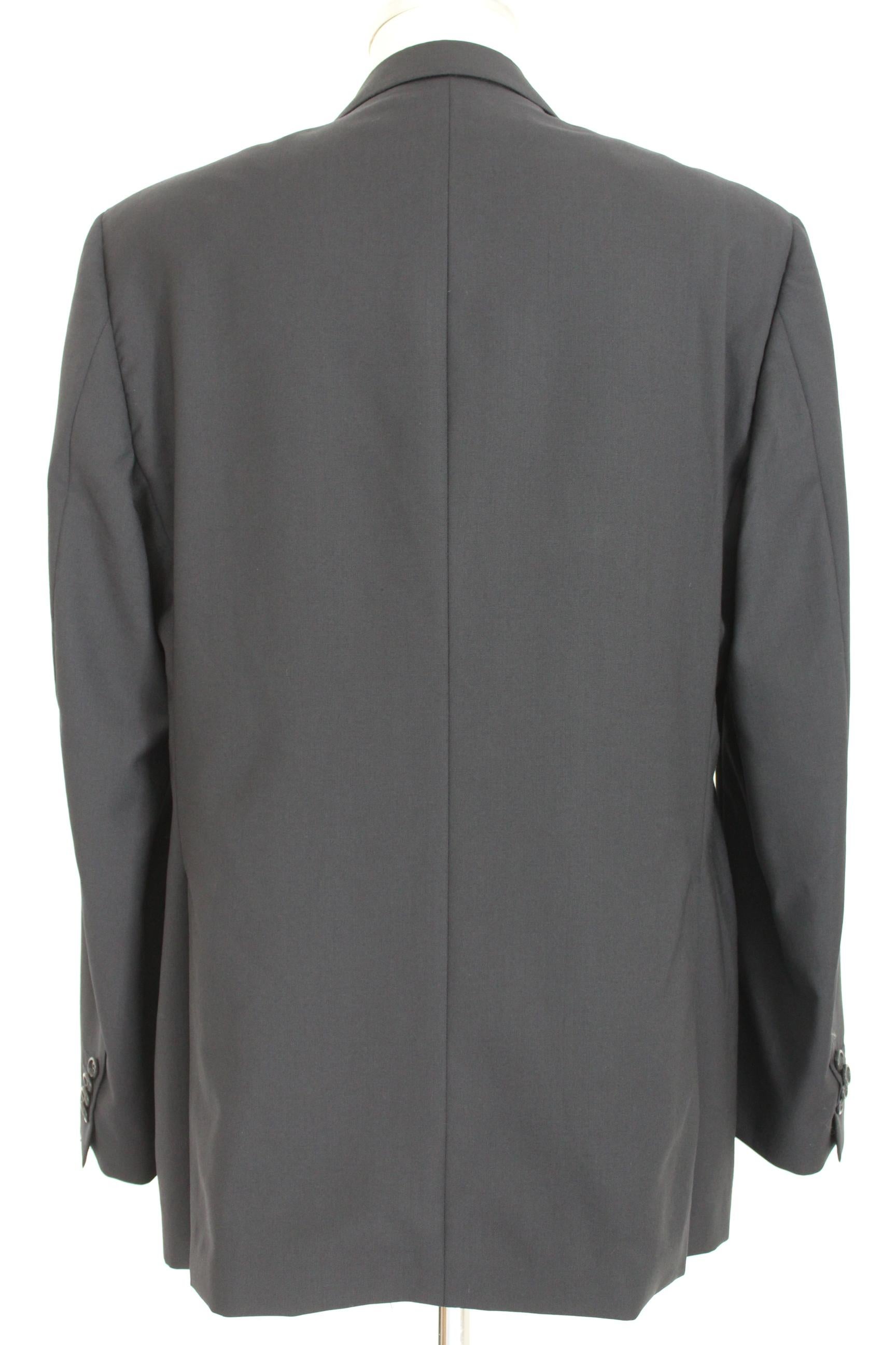 Gianfranco Ferre Studio 90s vintage elegant men's jacket. Classic oversize model, dark blue color. 100% virgin wool. Made in Italy. Excellent vintage conditions.

Size: 54 It 44 Us 44 Uk

Shoulder: 54 cm

Bust / Chest: 58 cm

Sleeve: 63 cm

Length:
