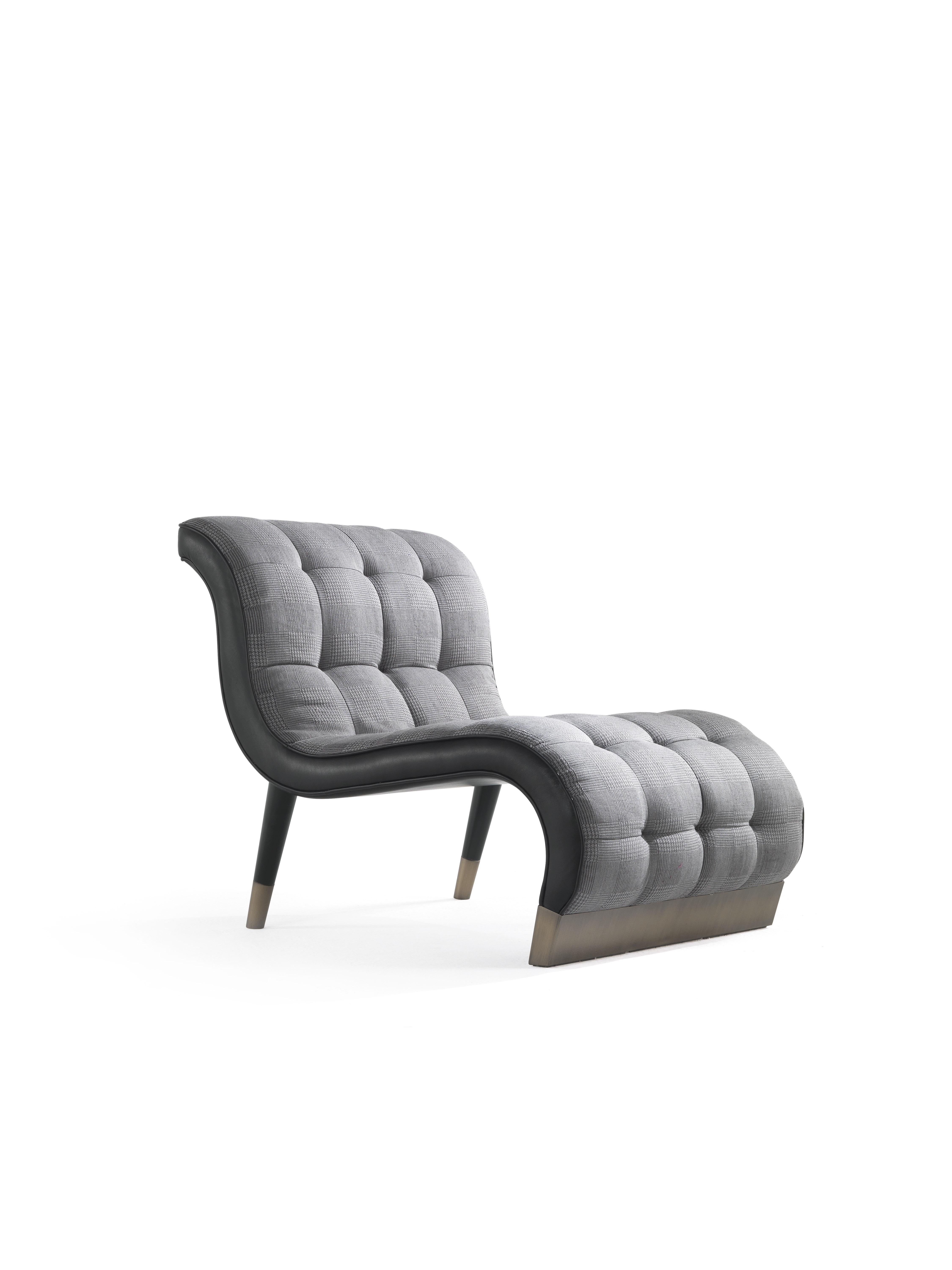 An original and comfortable shape for Bonnie: halfway between an armchair and a chaise longue, it is characterized by the backrest that continues on the seat and on the lower part, replacing the legs in the front. The oblique rear legs with bronzed