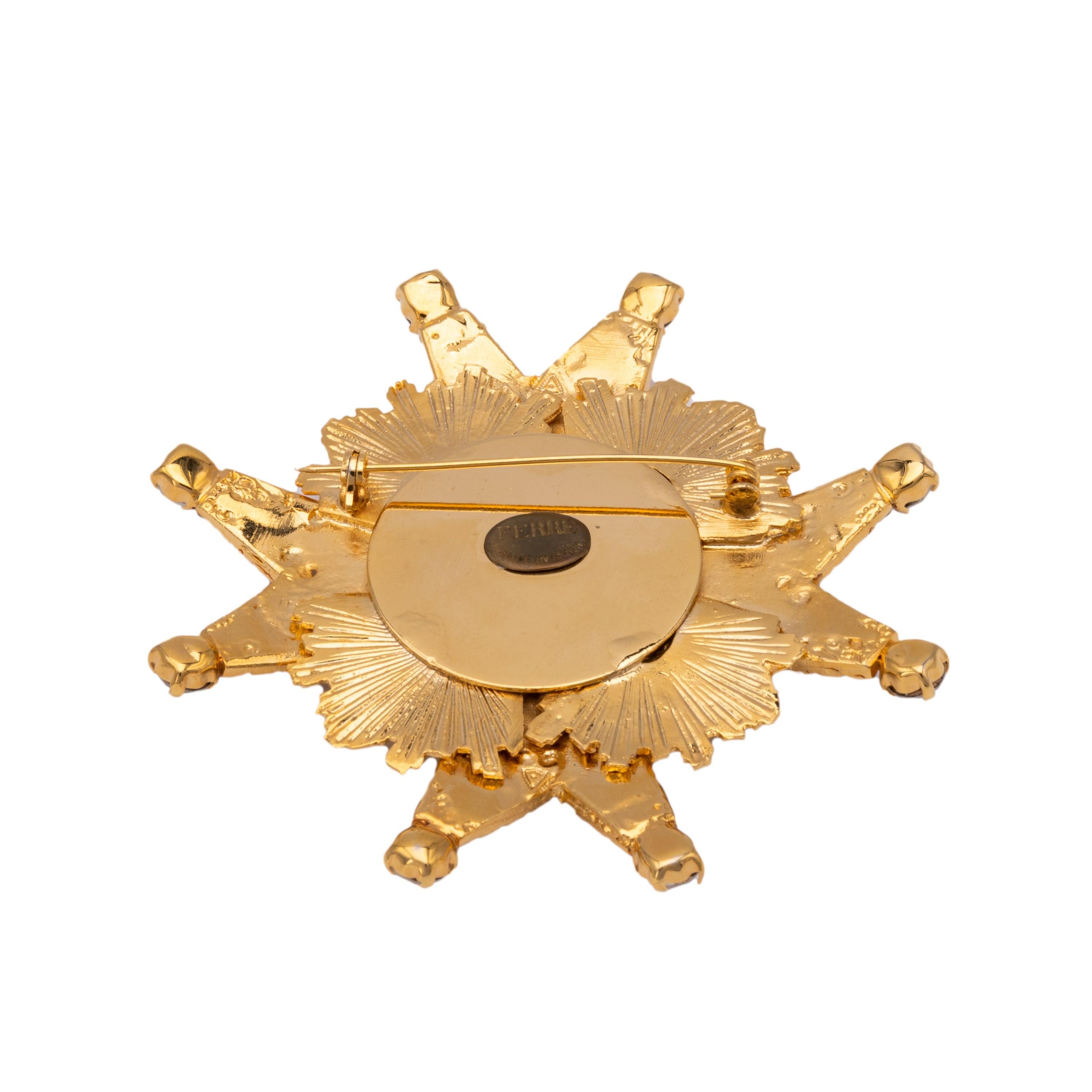 Broche dorado Gianfranco Ferré adornado con strass.
 
 Circunferencia:27;Longitud:9;Anchura:9