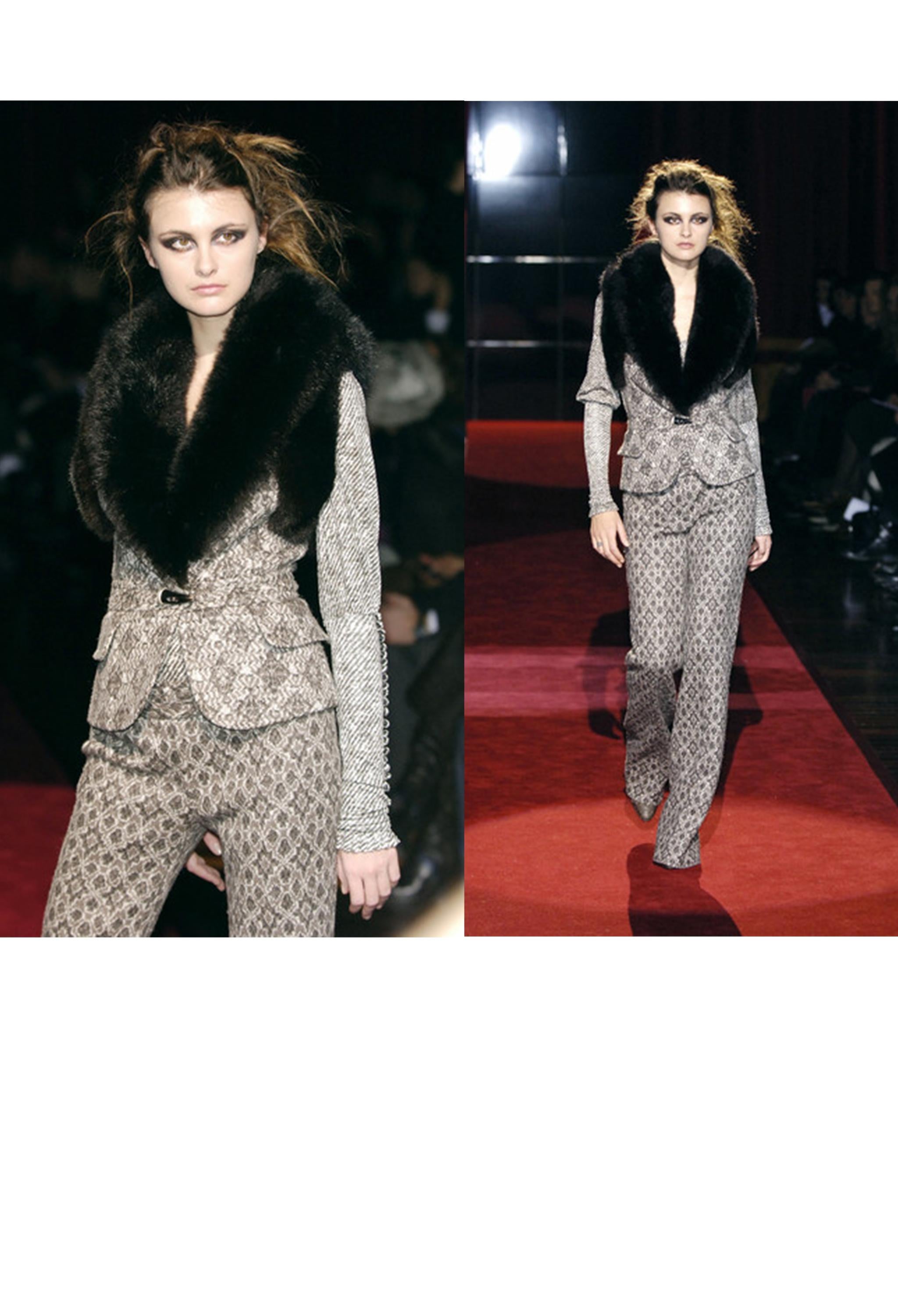 Resurrection Vintage è lieta di offrire un gilet e un pantalone vintage in lana geometrica a rombi marrone e crema di Gianfranco Ferre con pelliccia. Il gilet presenta una scollatura profonda, chiusura con alamari in corno in vita, pelliccia di
