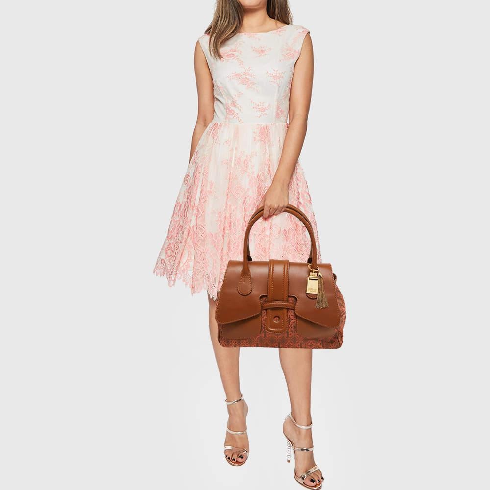 Crafted from quality materials, your wardrobe is missing out on this beautifully made designer bag. Look your fashionable best in any outfit with this stylish bag that promises to elevate your ensemble.