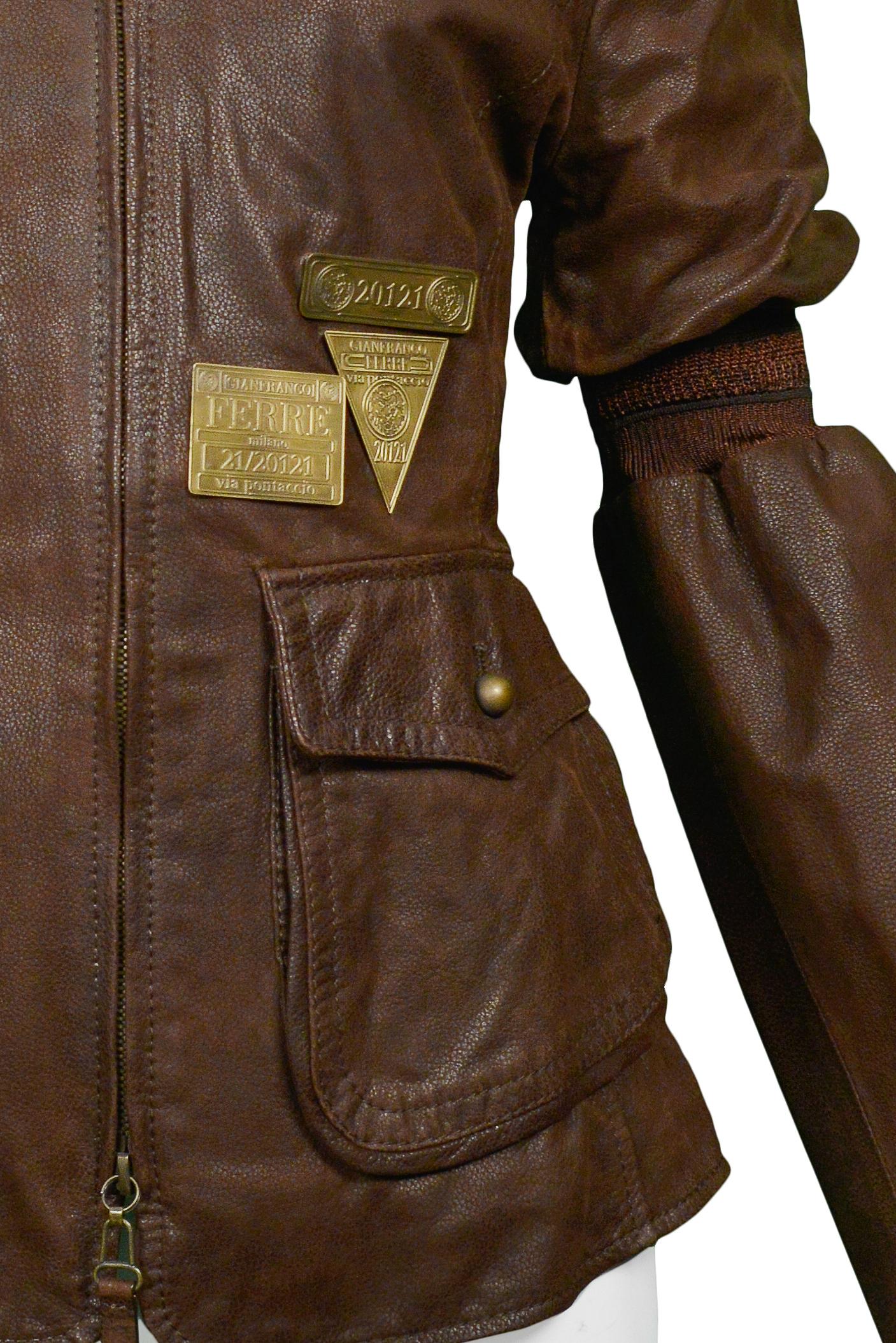 Gianfranco Ferre - Veste aviateur en cuir marron avec quincaillerie en laiton Excellent état - En vente à Los Angeles, CA